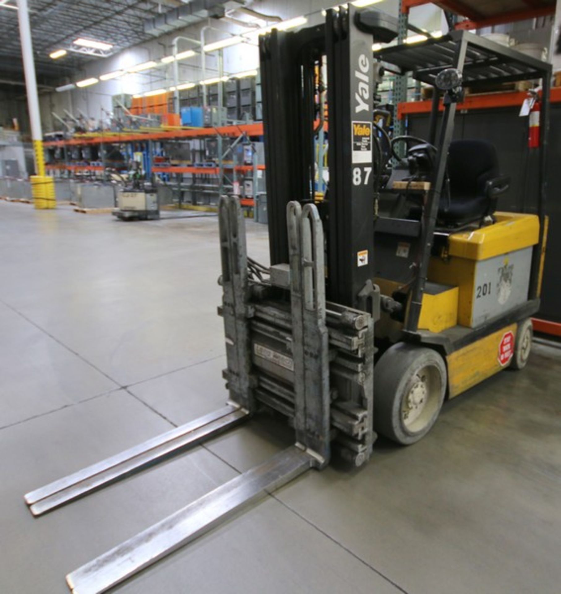 YALE, 3 Stage Mast Forklift, Model ERC060, S/N E108V08497V, 4,900lbs Capacity, 187.8 inch Load - Image 7 of 16