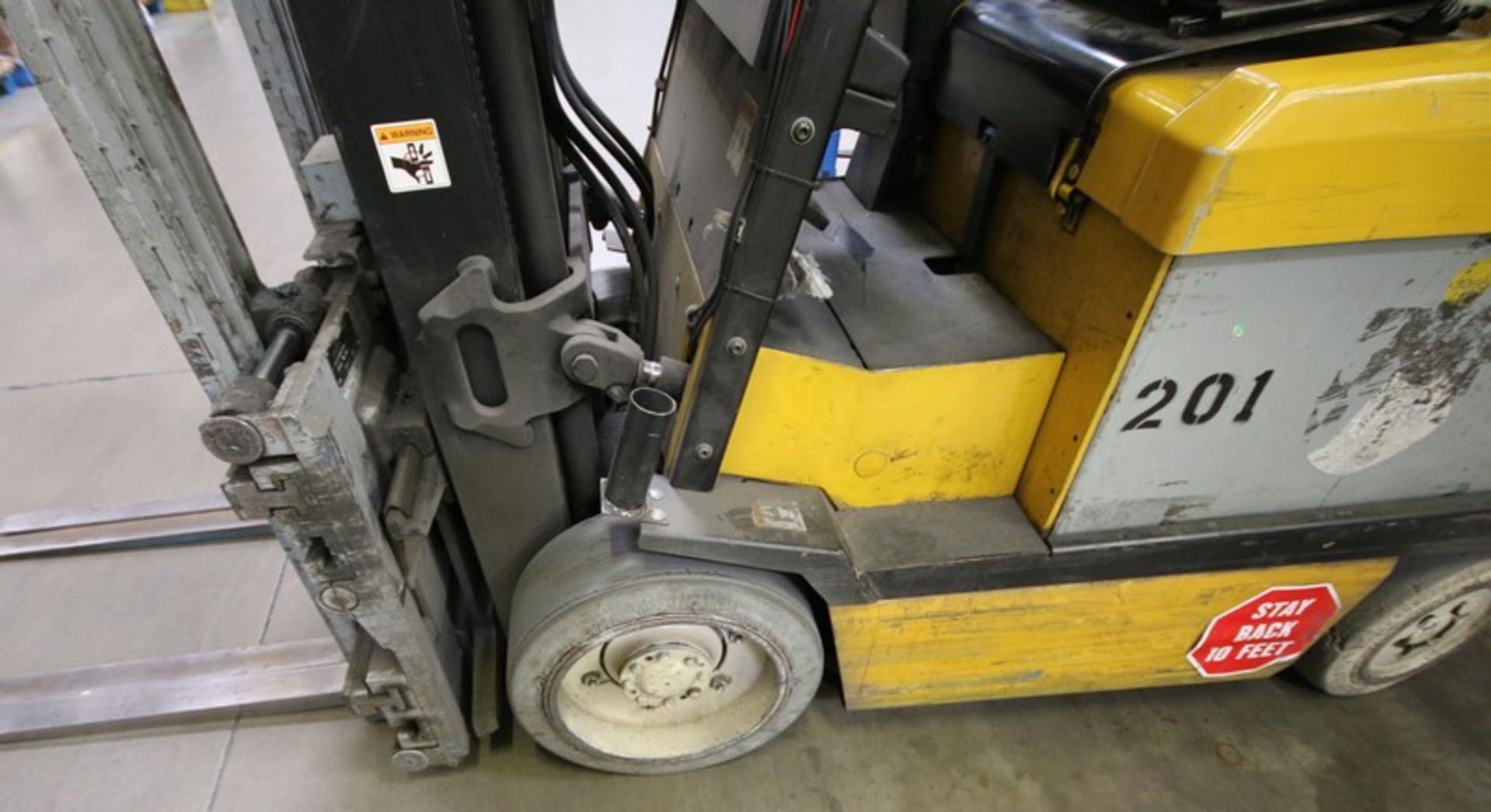 YALE, 3 Stage Mast Forklift, Model ERC060, S/N E108V08497V, 4,900lbs Capacity, 187.8 inch Load - Image 9 of 16