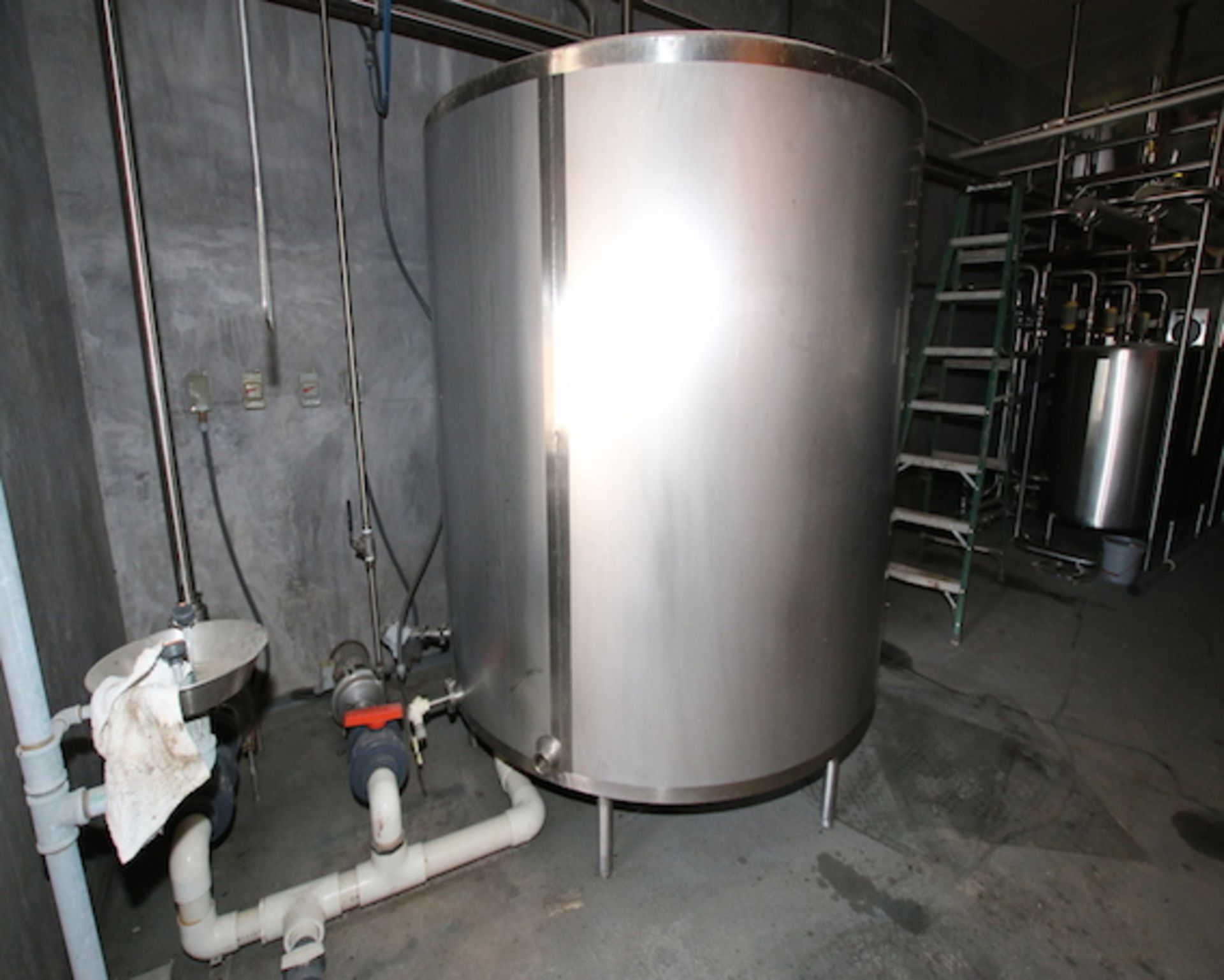 S/S Approx. 1,000 Gallon Holding Tank, Pitched Bottom, (3)  1-1/2" Tri Clamp Inlets, Outlets: - Image 4 of 8