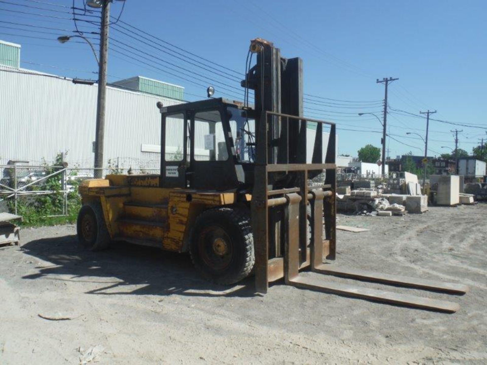 HENLEY HUSKY DUAL WHEEL DIESEL LIFT TRUCK, 2-STAGE, SIDE-SHIFT, CAP:30, 000 LBS, C/W AIR BRAKES