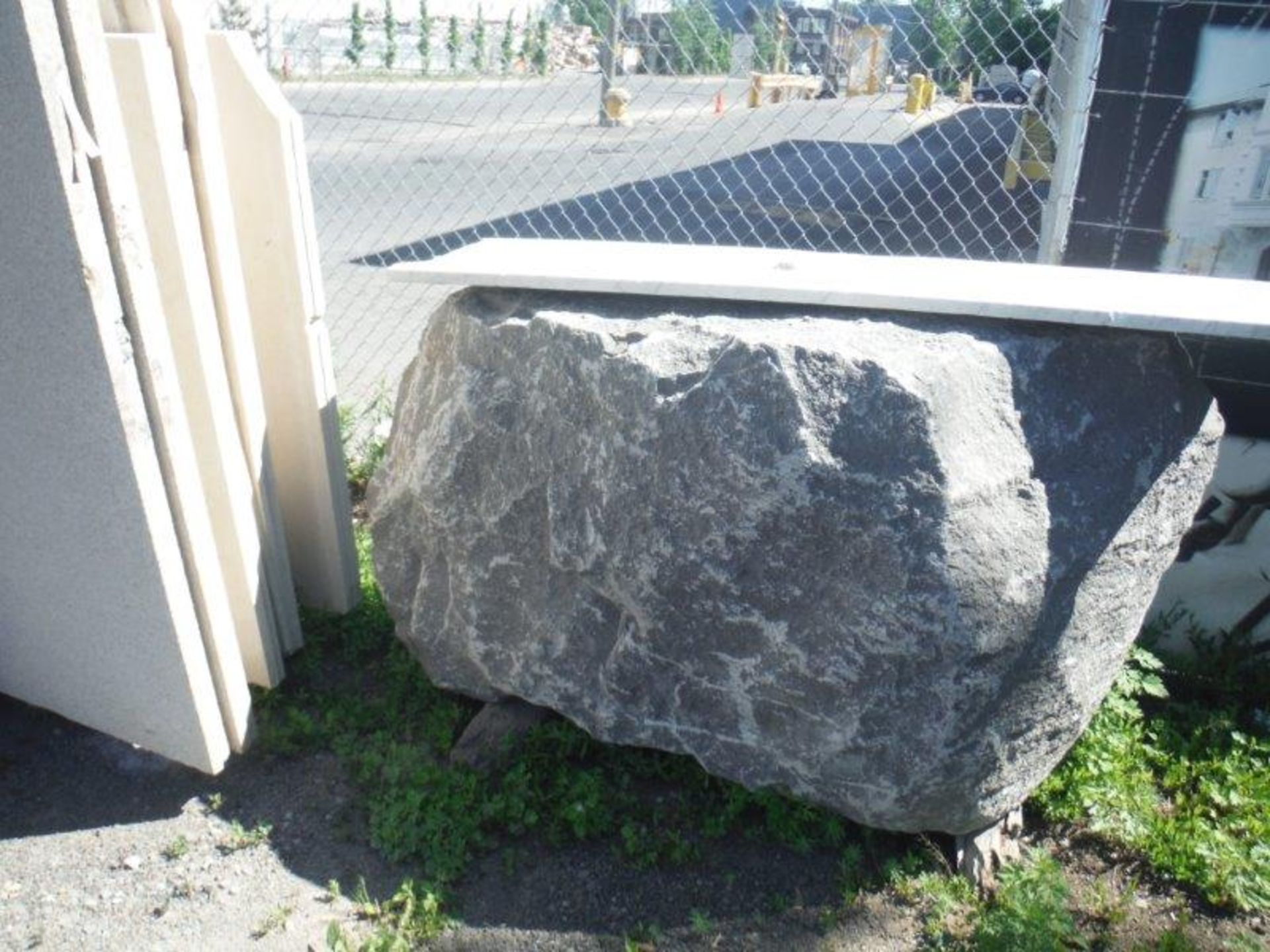 PALLETS OF ASSORTED NATURAL STONE, C/W (4) RACKS - (EXTERIOR) - Image 4 of 5