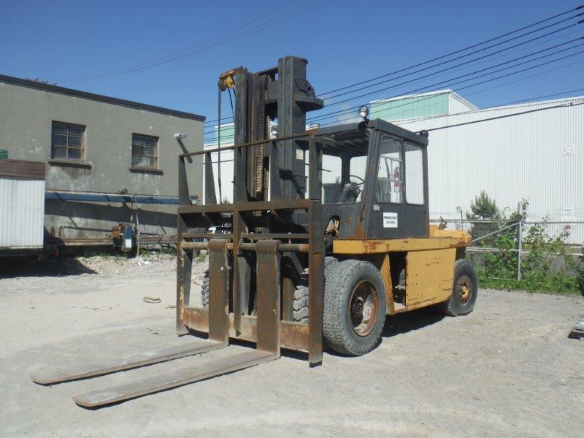 HENLEY HUSKY DUAL WHEEL DIESEL LIFT TRUCK, 2-STAGE, SIDE-SHIFT, CAP:30, 000 LBS, C/W AIR BRAKES - Image 3 of 16