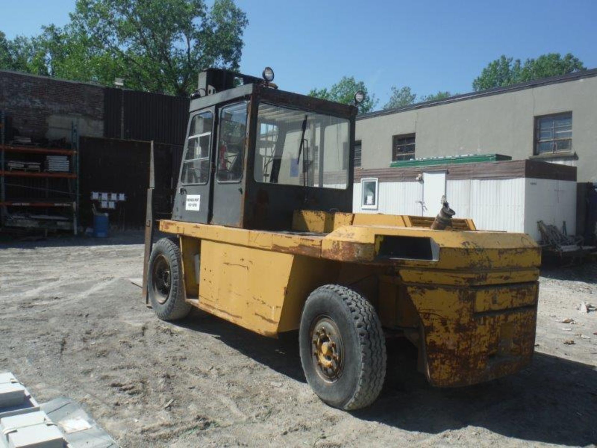 HENLEY HUSKY DUAL WHEEL DIESEL LIFT TRUCK, 2-STAGE, SIDE-SHIFT, CAP:30, 000 LBS, C/W AIR BRAKES - Image 4 of 16