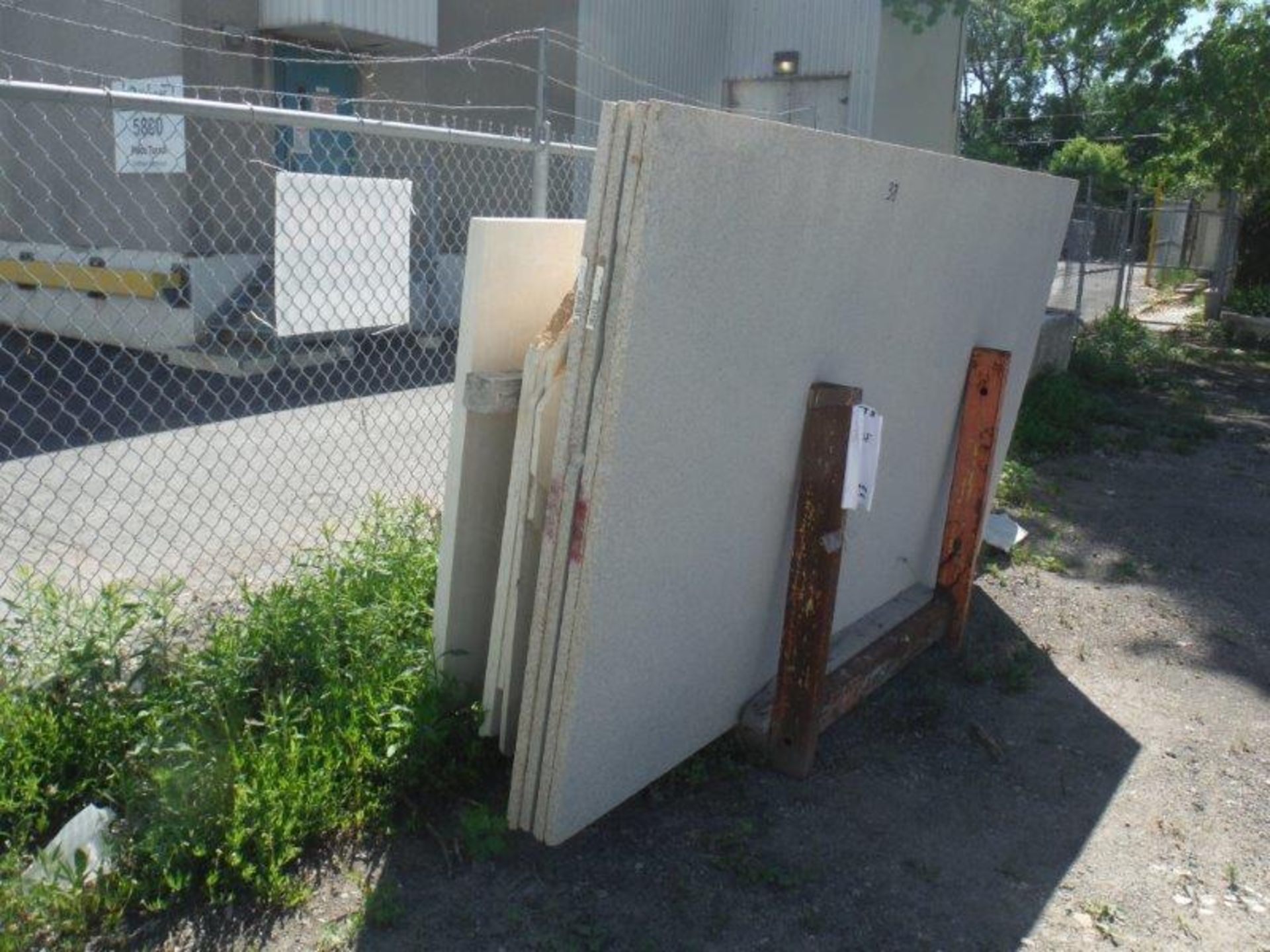 PALLETS OF ASSORTED NATURAL STONE, C/W (4) RACKS - (EXTERIOR) - Image 3 of 5