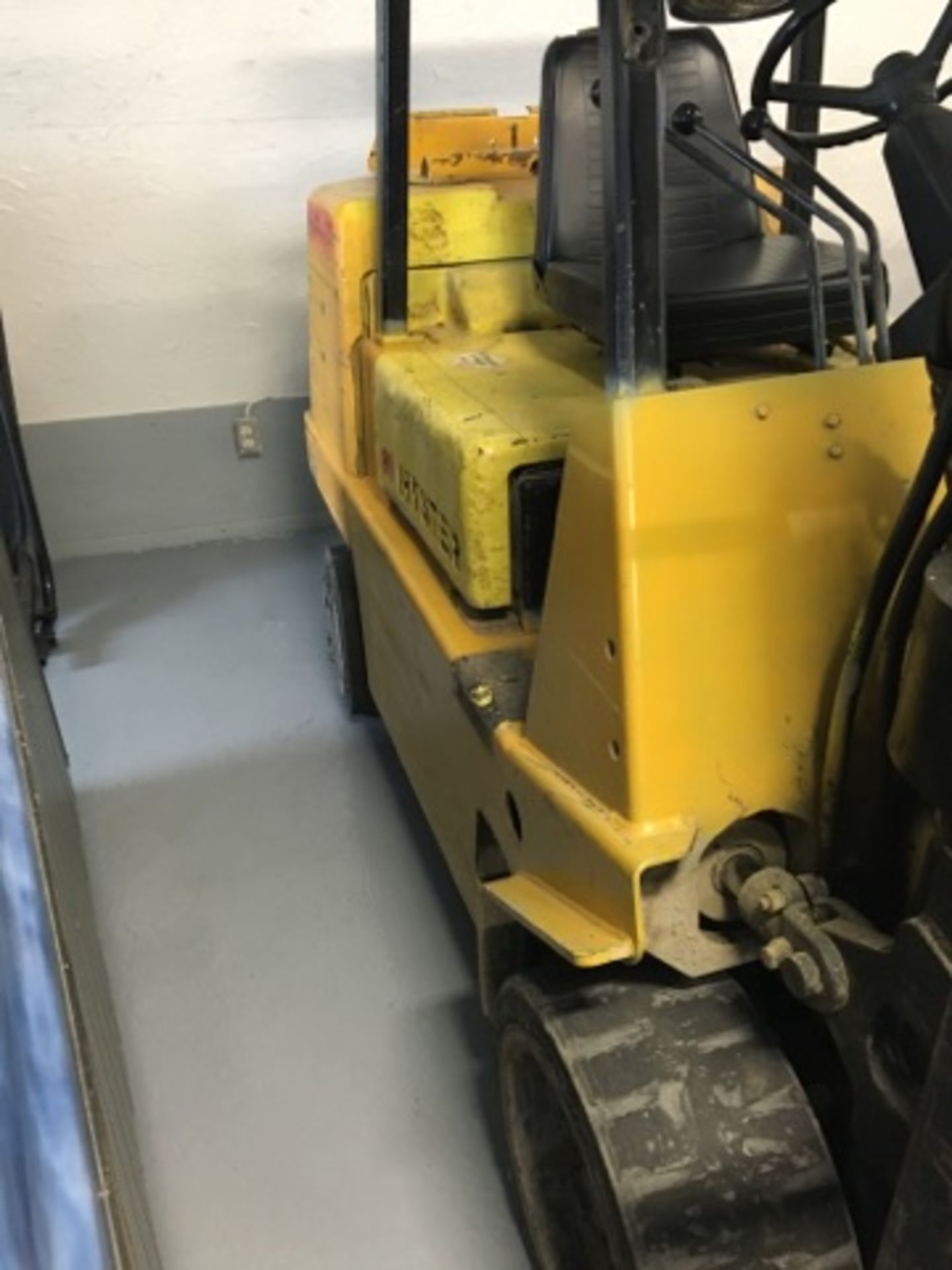 HYSTER PROPANE LIFT TRUCK, 8,000 LBS CAP. SIDE-SHIFT, HARD TIRES, 172'' HEIGHT, C/W EXTENSION FORKS - Image 3 of 7