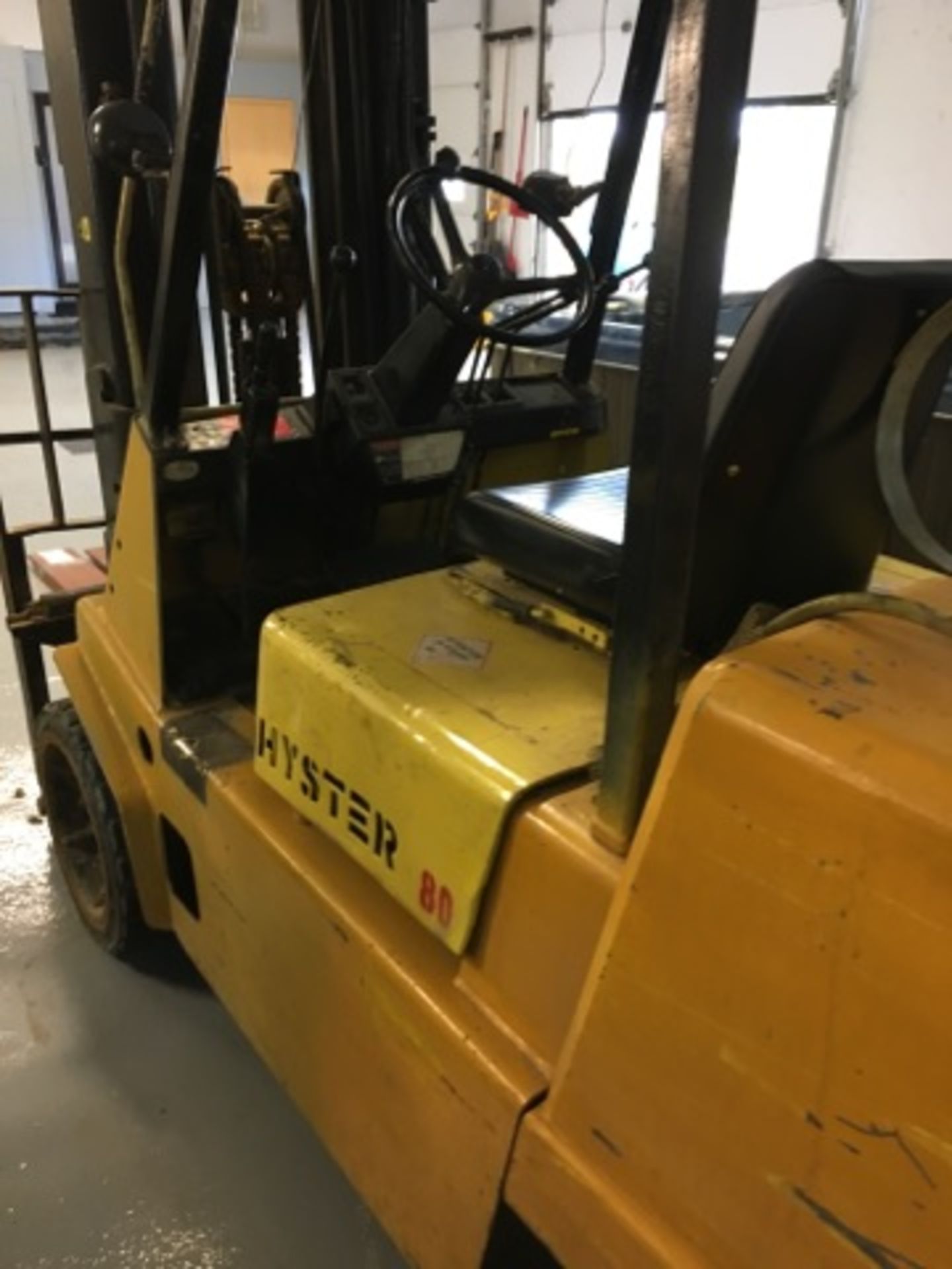 HYSTER PROPANE LIFT TRUCK, 8,000 LBS CAP. SIDE-SHIFT, HARD TIRES, 172'' HEIGHT, C/W EXTENSION FORKS - Image 2 of 7