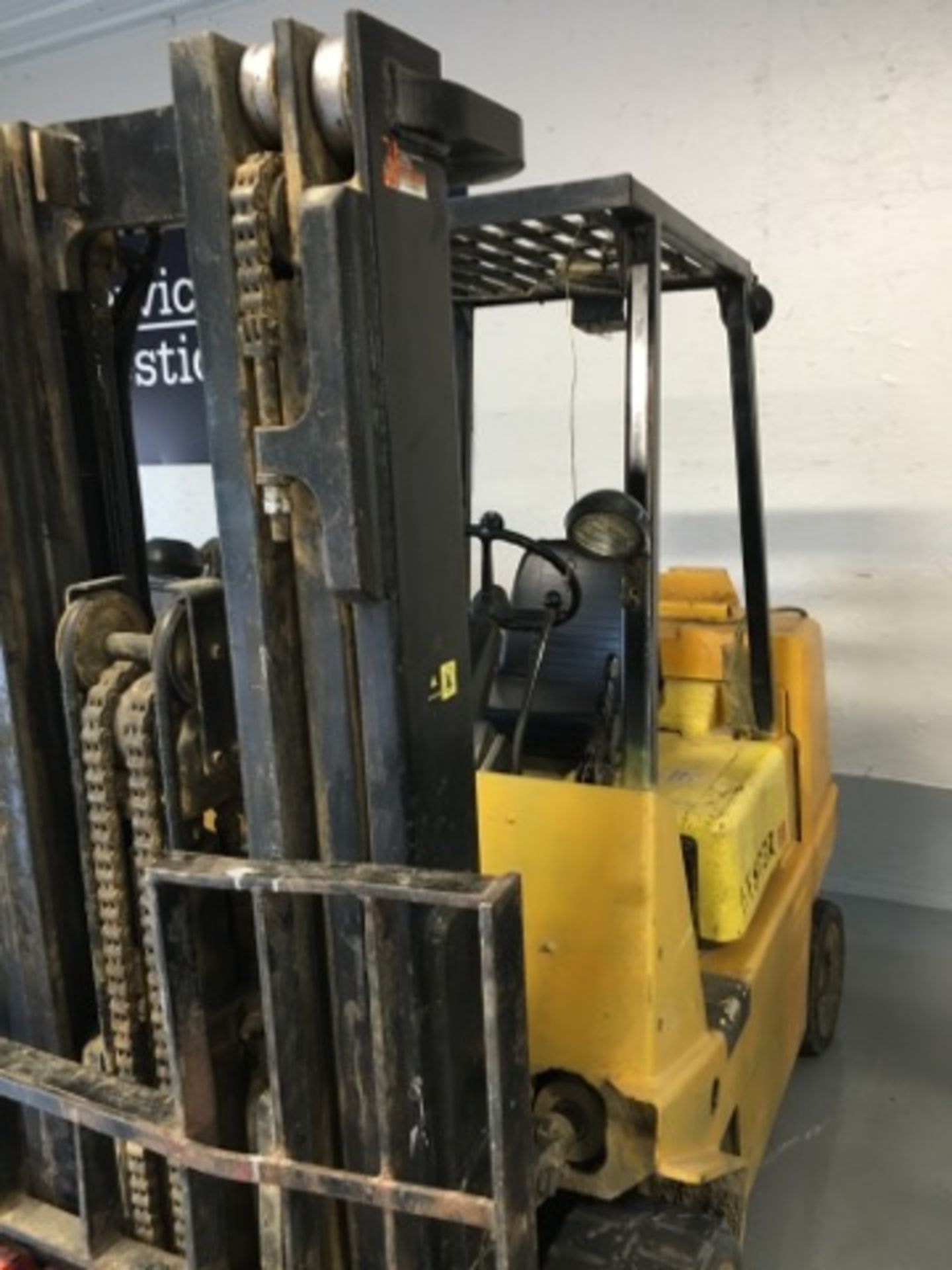 HYSTER PROPANE LIFT TRUCK, 8,000 LBS CAP. SIDE-SHIFT, HARD TIRES, 172'' HEIGHT, C/W EXTENSION FORKS