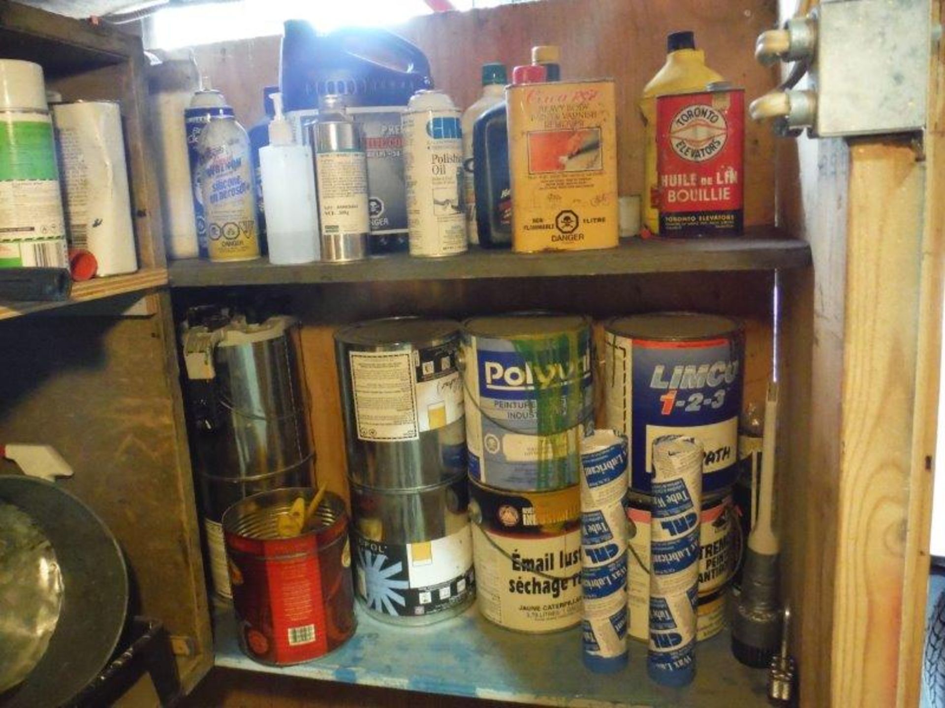 LOT: ASSORTED PAINTS, THINNERS, VARNISH REMOVER, SOLVENTS, GAS CONTAINERS, OILS, ETC… - Image 4 of 6