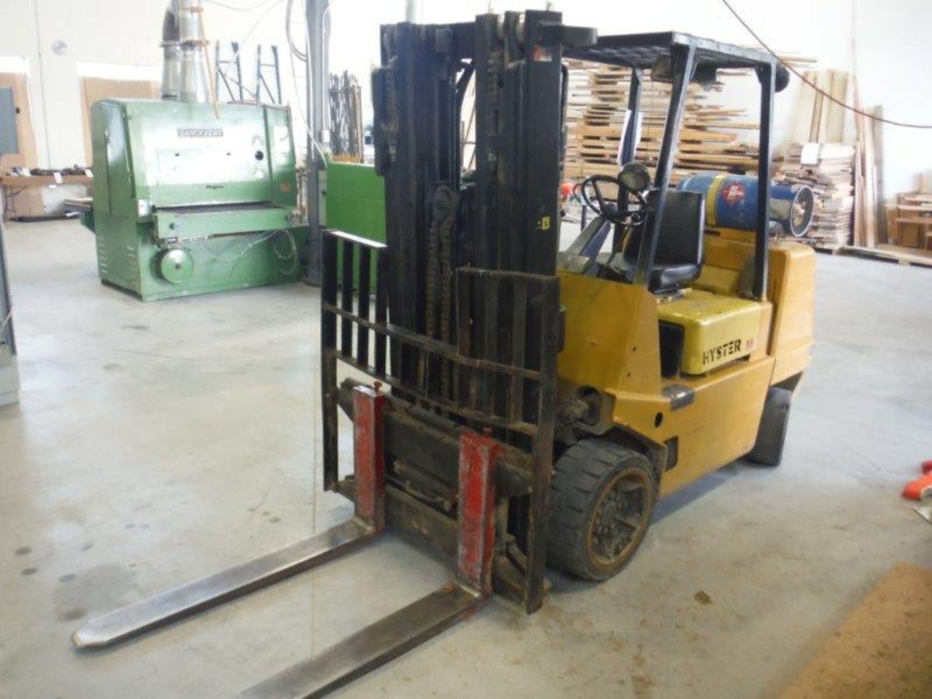 HYSTER PROPANE LIFT TRUCK, 8,000 LBS CAP. SIDE-SHIFT, HARD TIRES, 172'' HEIGHT, C/W EXTENSION FORKS - Image 2 of 9