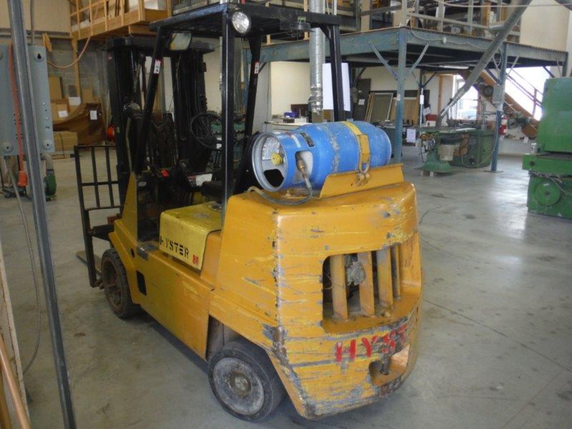 HYSTER PROPANE LIFT TRUCK, 8,000 LBS CAP. SIDE-SHIFT, HARD TIRES, 172'' HEIGHT, C/W EXTENSION FORKS - Image 3 of 9