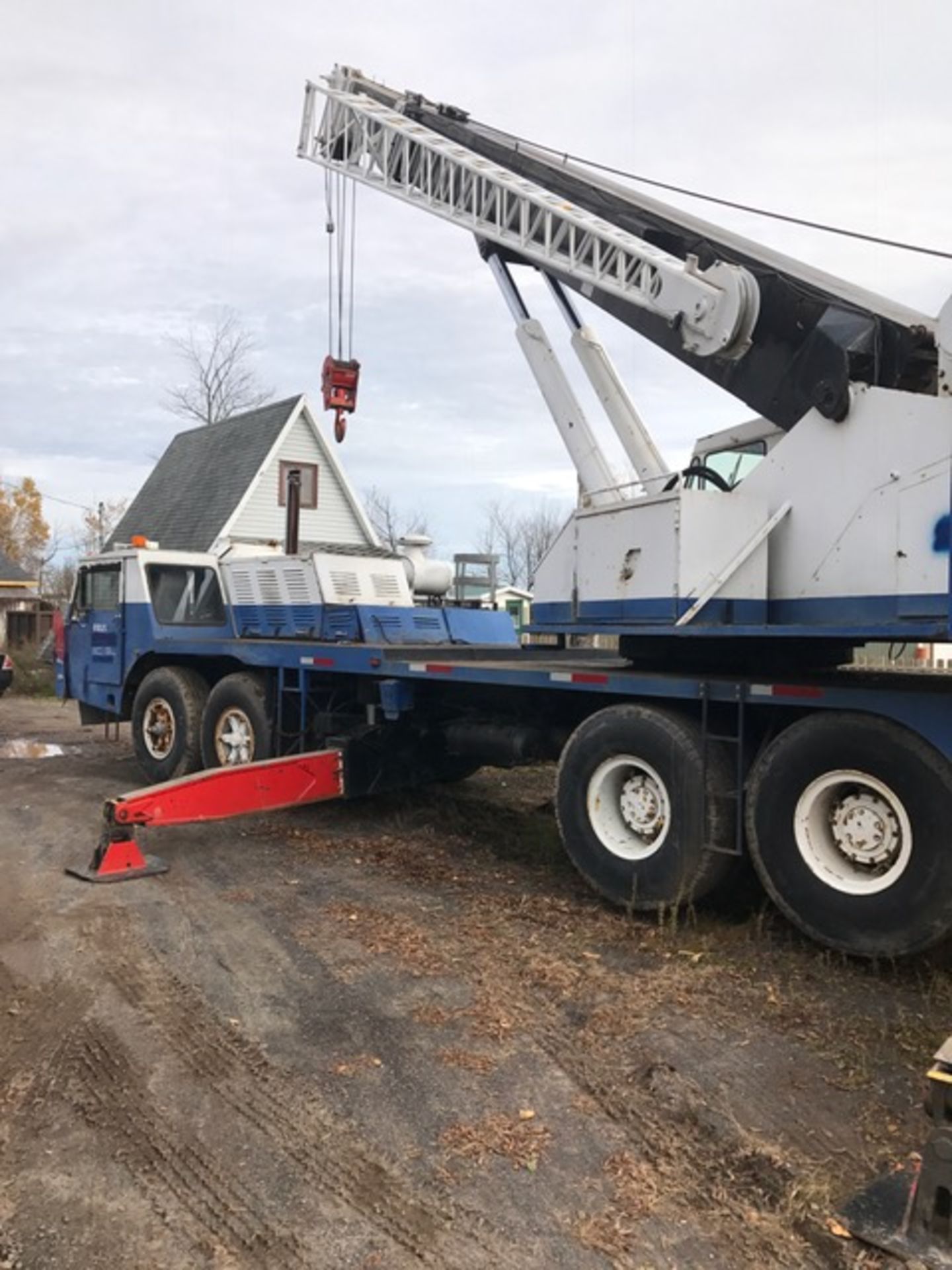 P & H 60-TON TRAVELLING TELESCOPIC CRANE, 13 SPEED c/w 44FT. BOOM & 26FT. SIDE JIB, AIR BRAKES, - Image 2 of 7