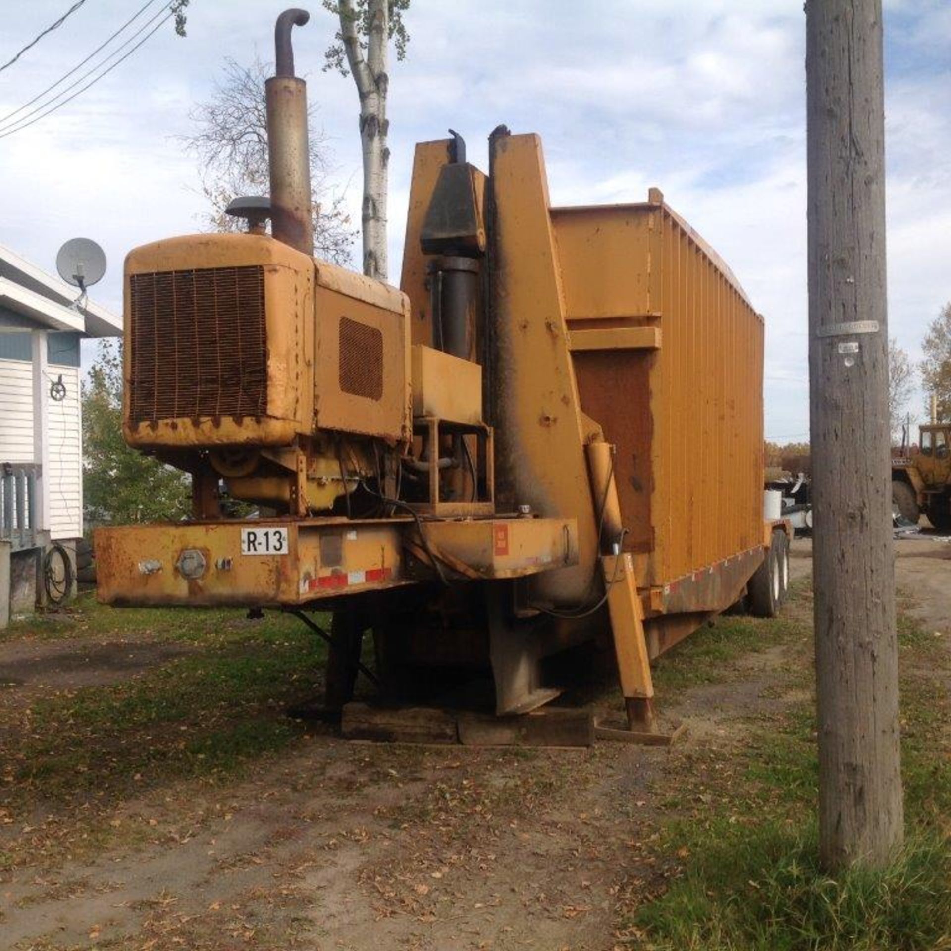 EZ CAR CRUSHER (EZKAR) 243A, c/w: INTERNATIONAL 10-WHEEL TRACTOR, #9200