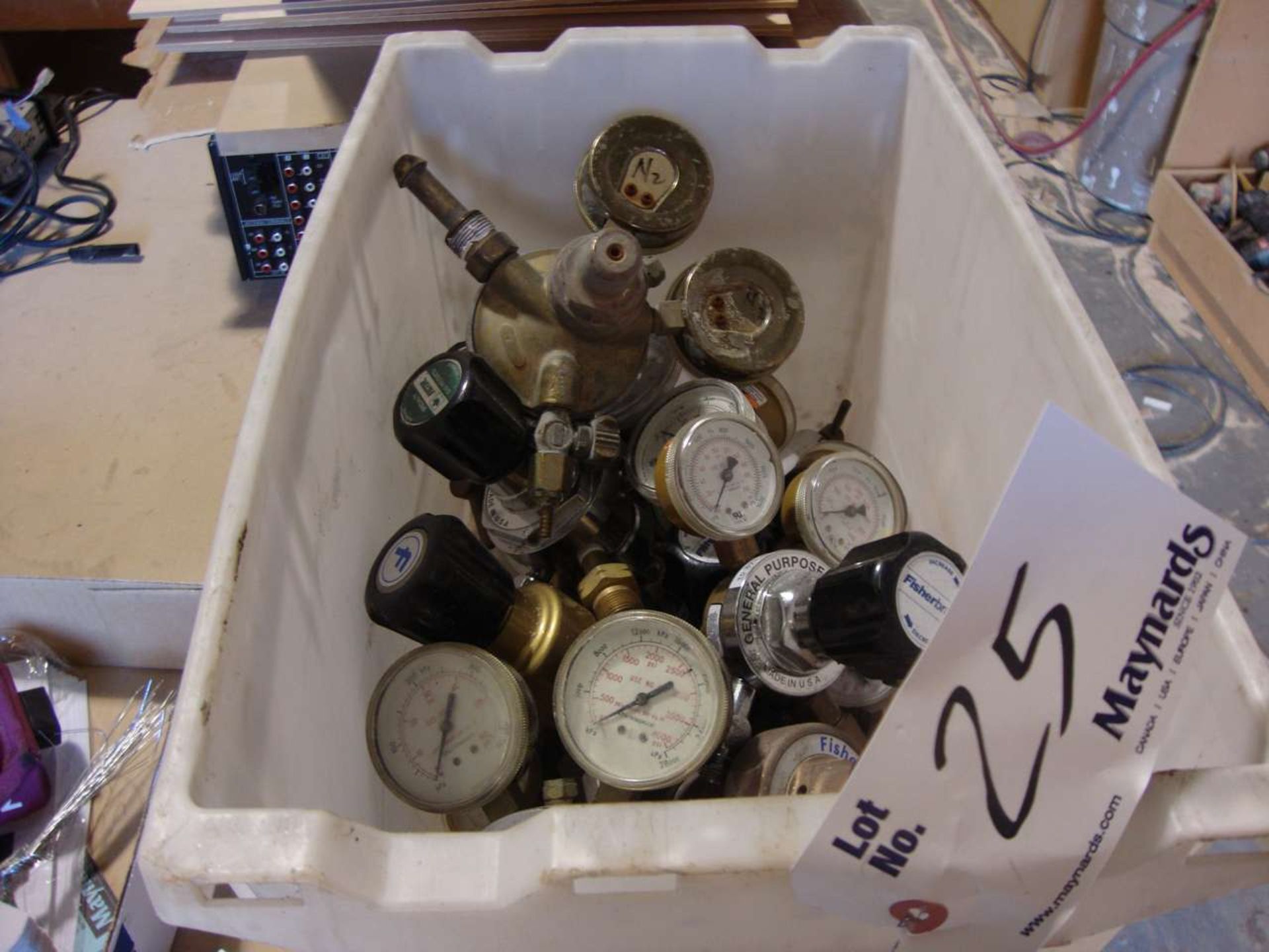 Lot of Victor and Fisher compressed gas gauges