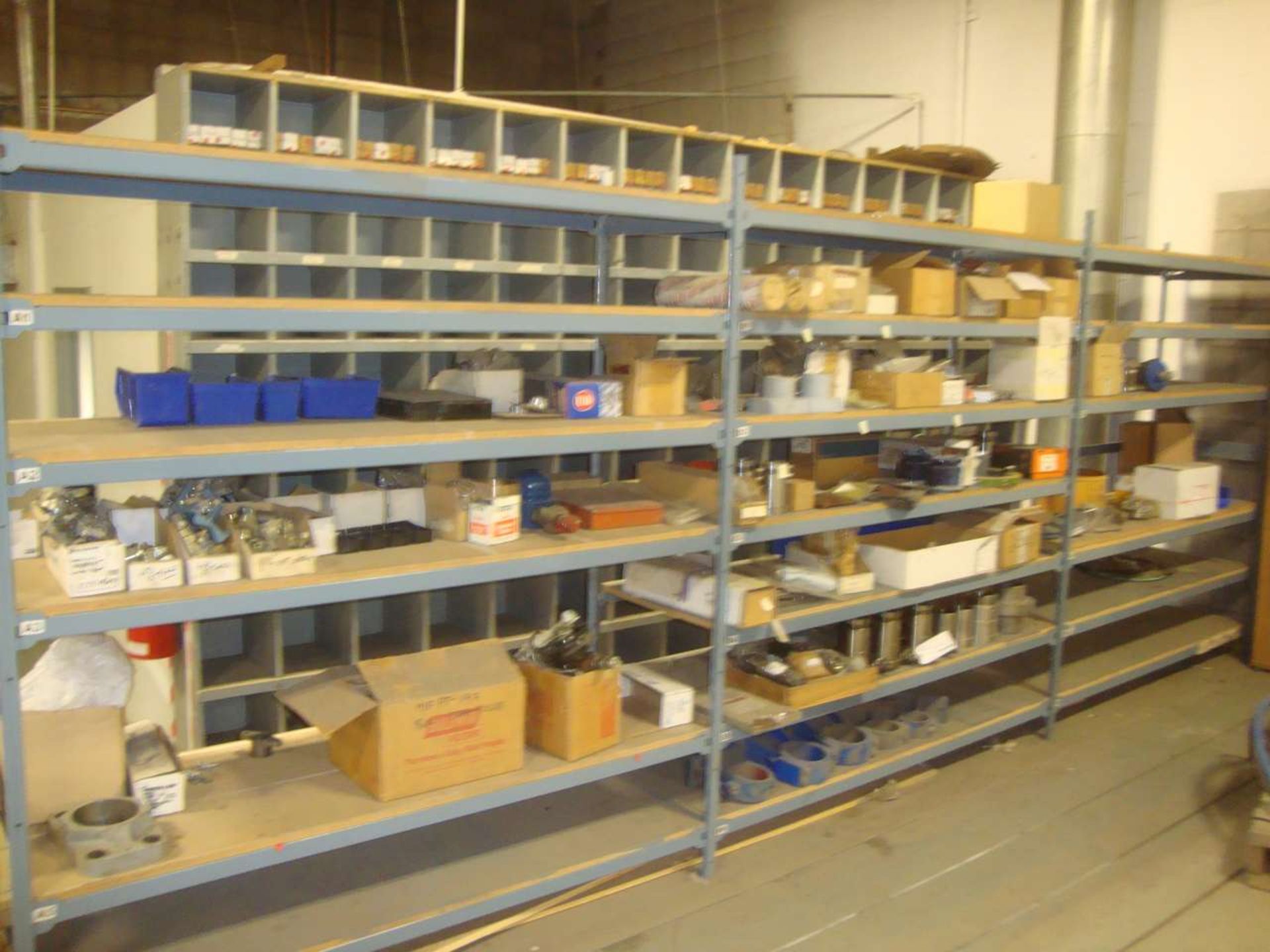 5 Section storage shelf and hydraulic fittings,