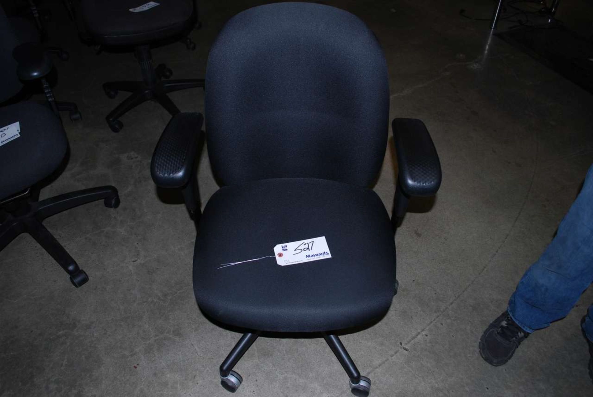 Black gas lift manager arm chair
