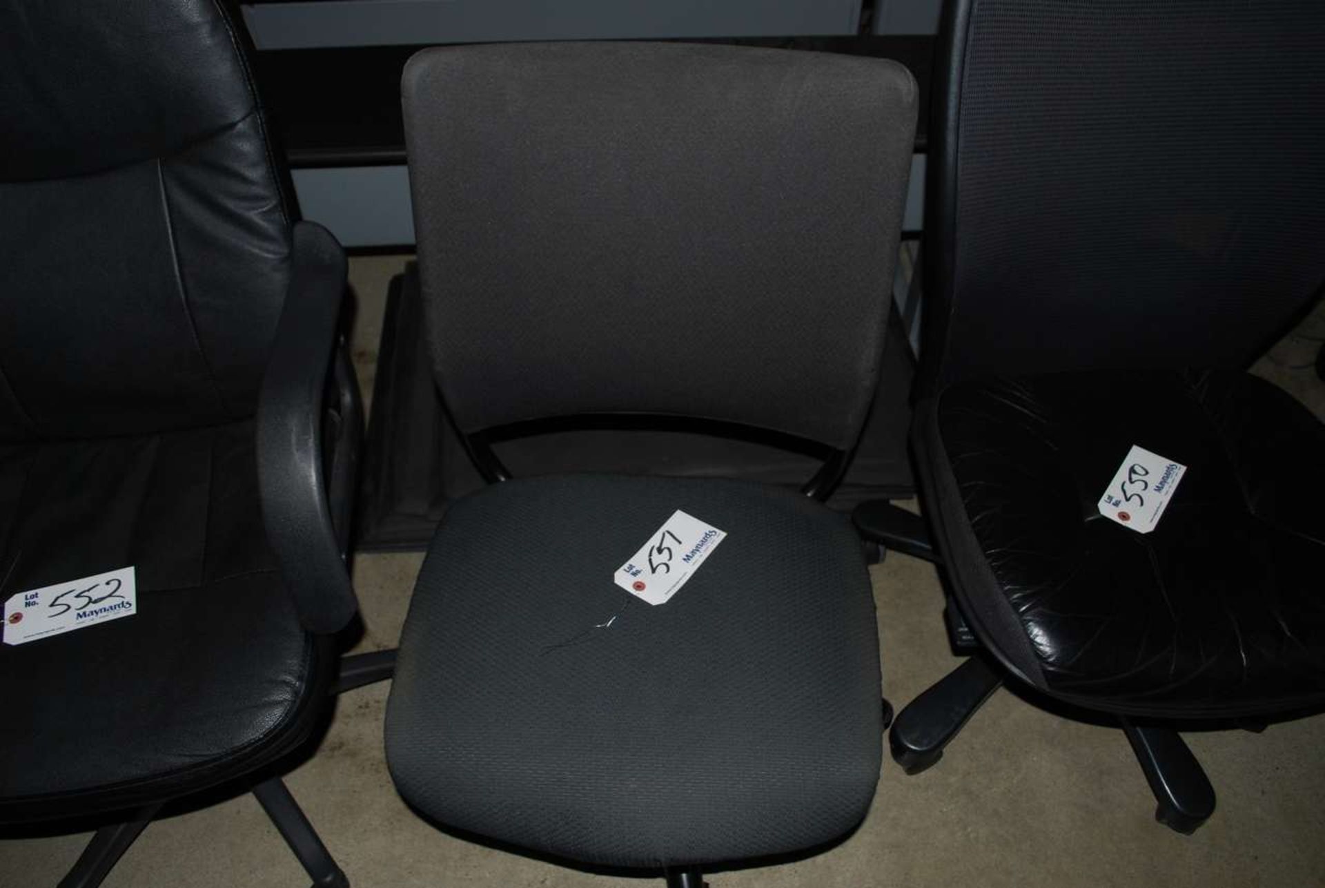 Black vinyl back manage chair no arms