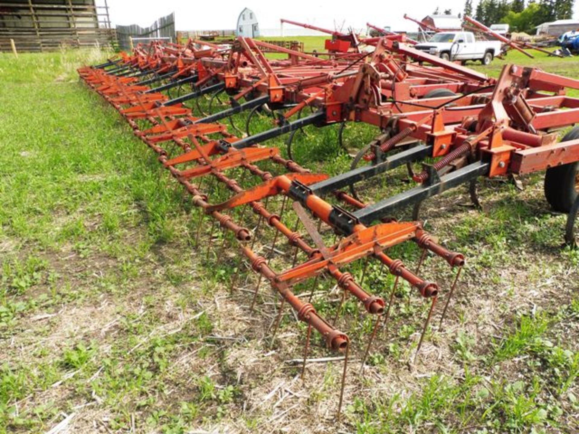 IHC 4700 VIBRA TILLER - 48' W/MOUNTED HARROWS - Image 4 of 10