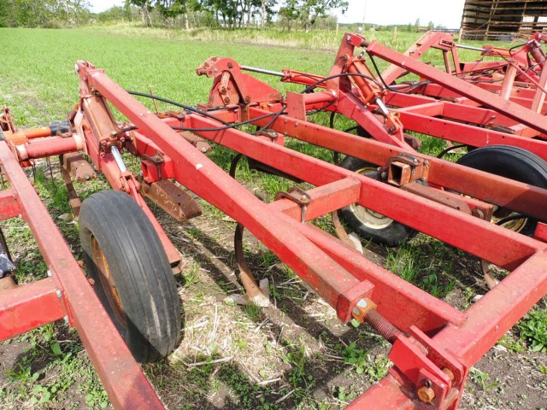 IHC 4700 VIBRA TILLER - 48' W/MOUNTED HARROWS - Image 3 of 10