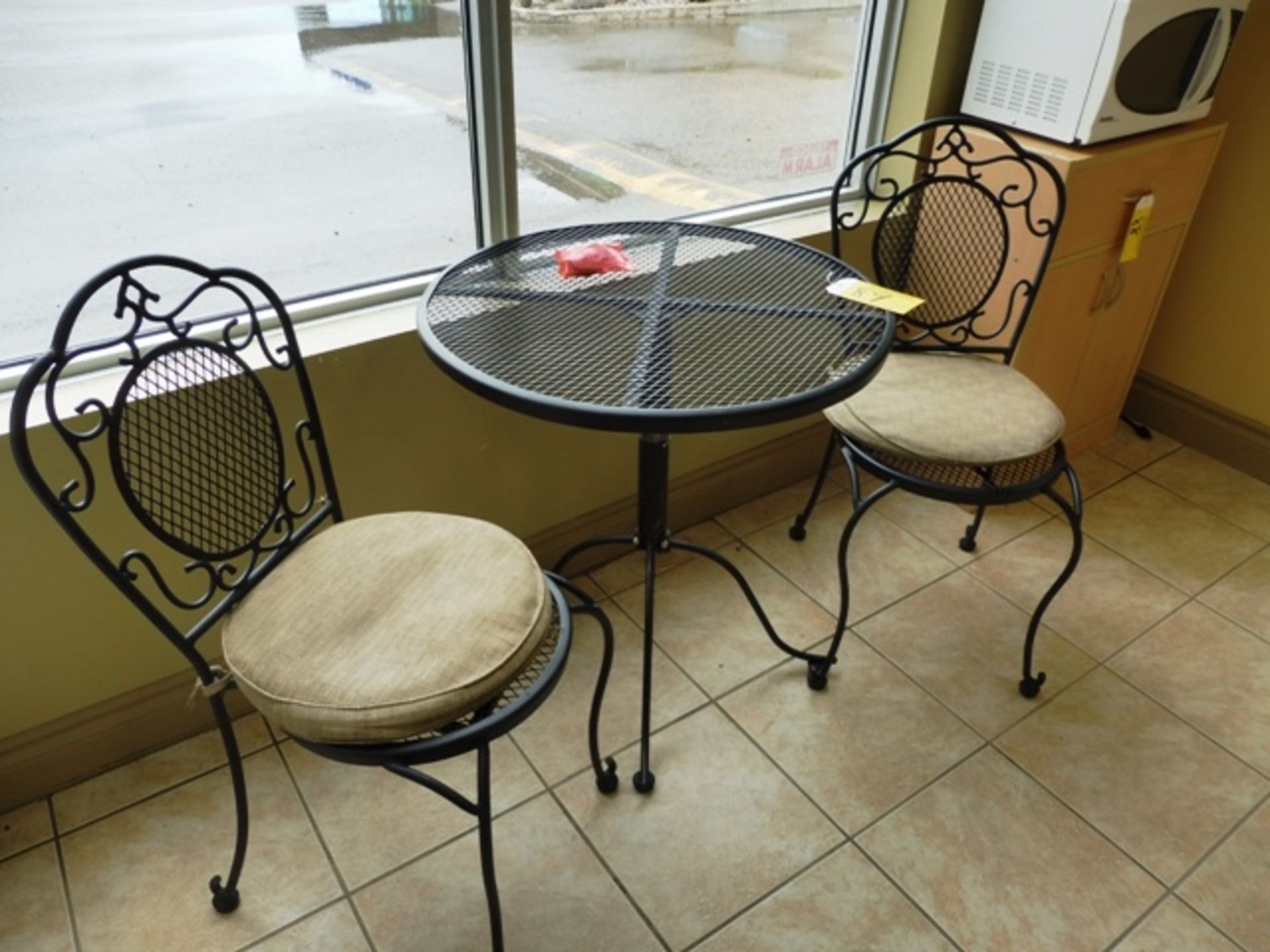 ROUND WIRE MESH TABLE W/2-ICE CREAM STYLE CHAIRS