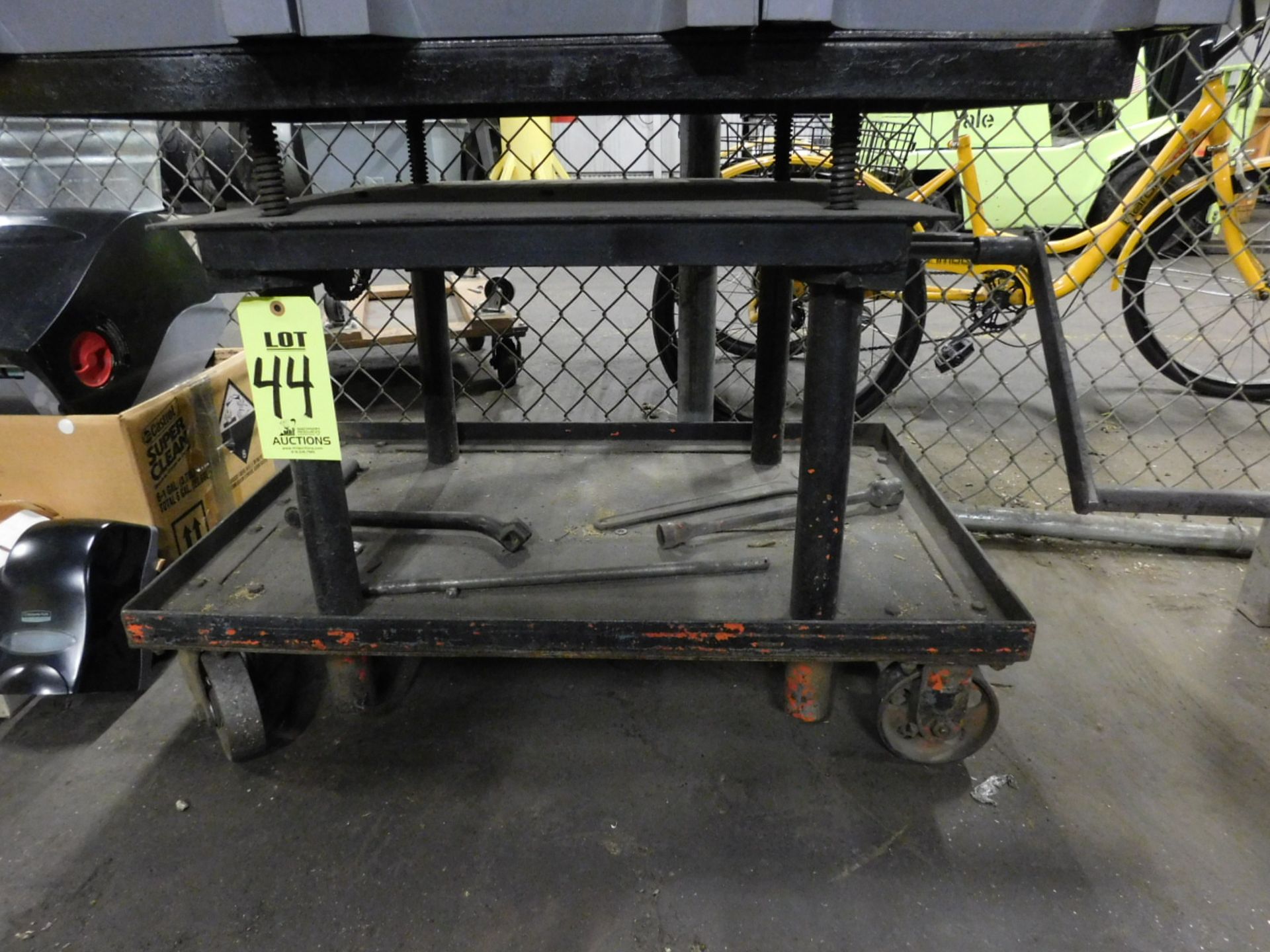 4-SCREW TURNCRANK LIFT TABLE, ON CASTERS, OPERATES SMOOTHLY, TOP MEASURES: 3'X2'