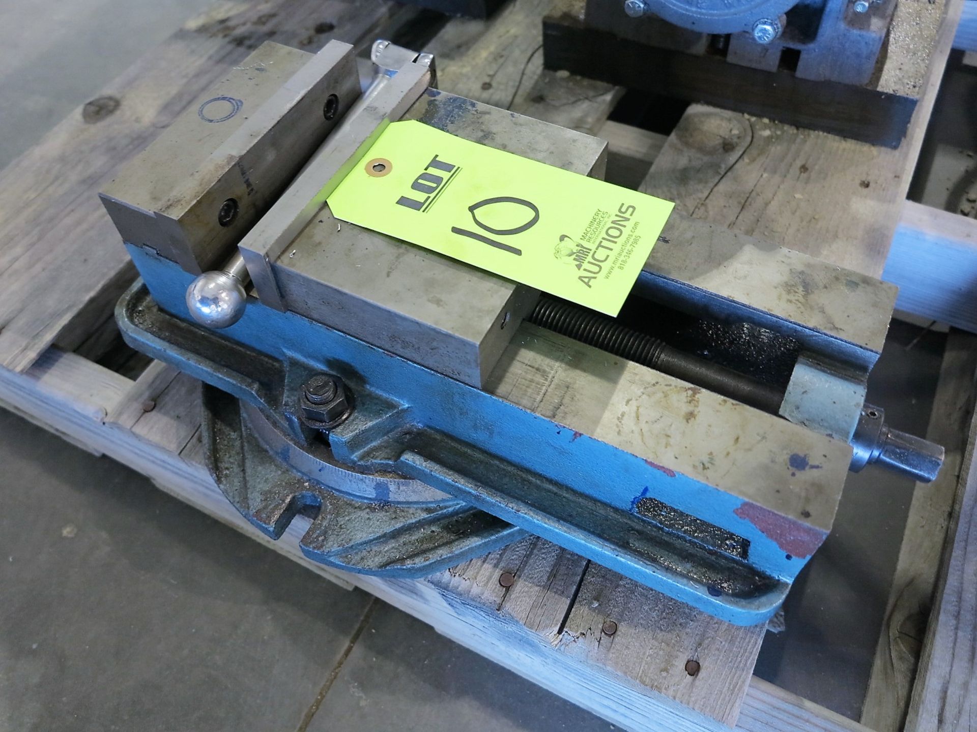 6" MACHINE VISE W/ SWIVEL BASE