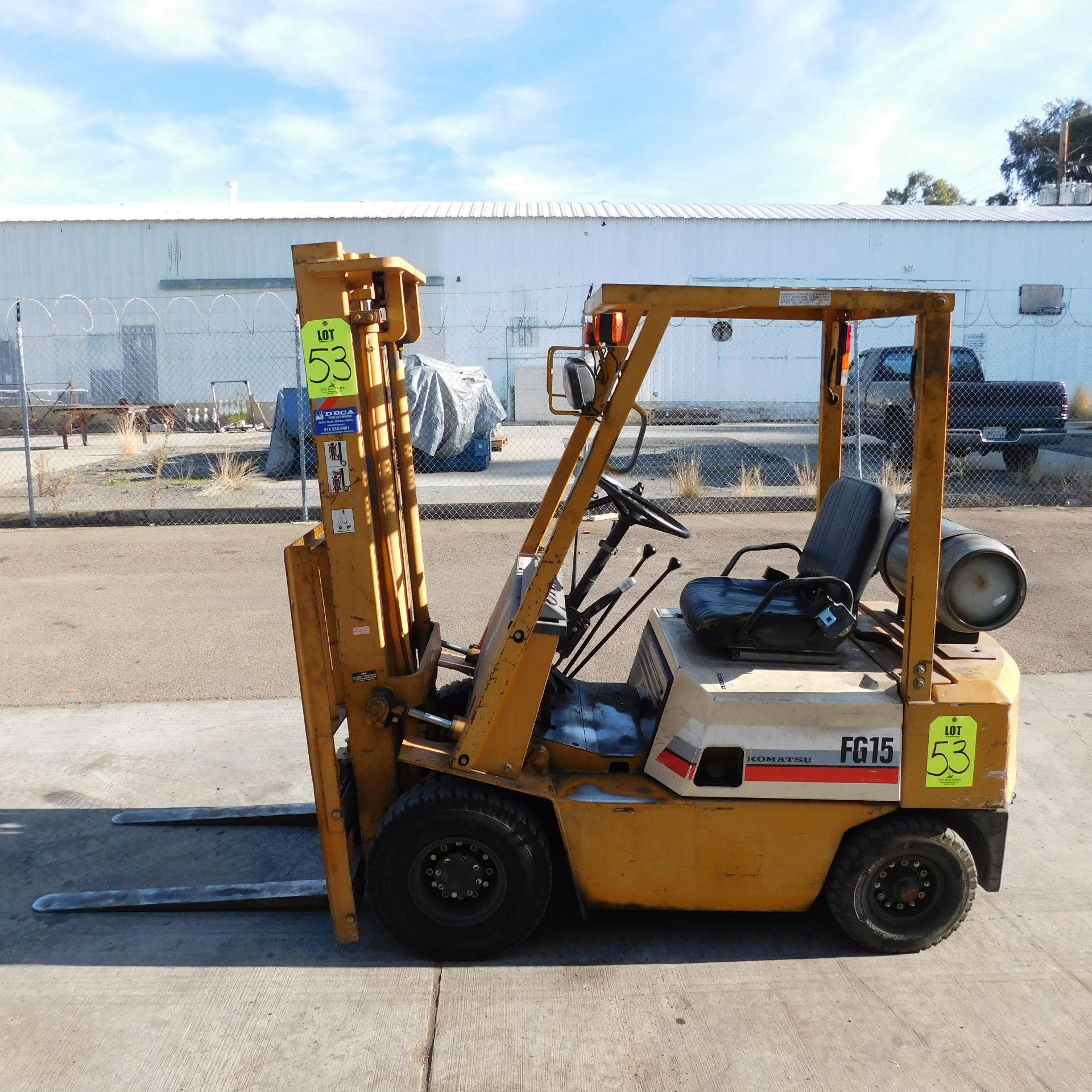 KOMATSU FG15 LIFT TRUCK, 3,000 LB. CAPACITY, LPG, MODEL FG15-14, PNEUMATIC TIRES, S/N 122852,