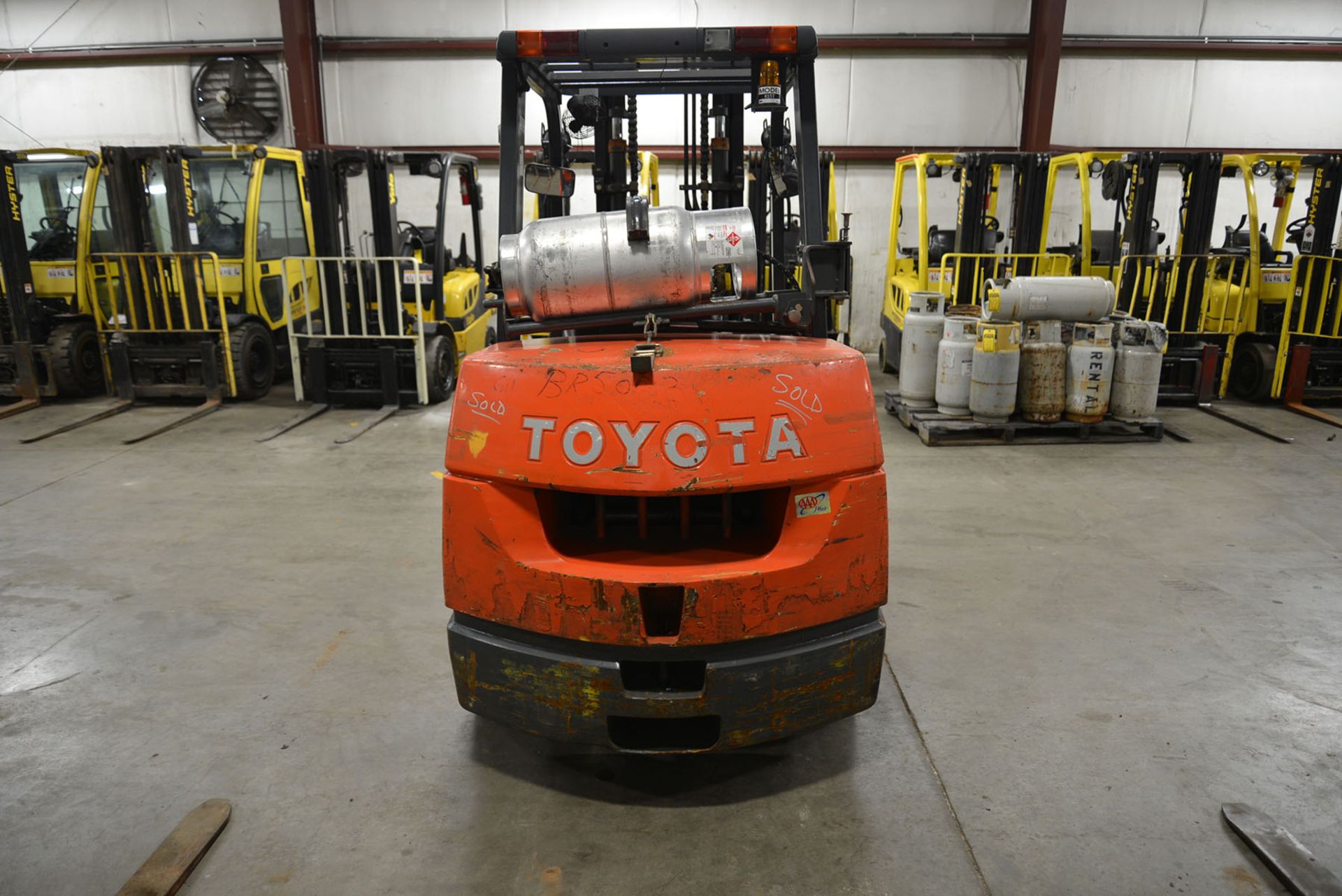 2009 TOYOTA 10,000-LB., MODEL: 7FGCU45, SN: 62076, LPG, SOLID NON-MARKING TIRES, 2-STAGE MAST, 132'' - Image 4 of 7