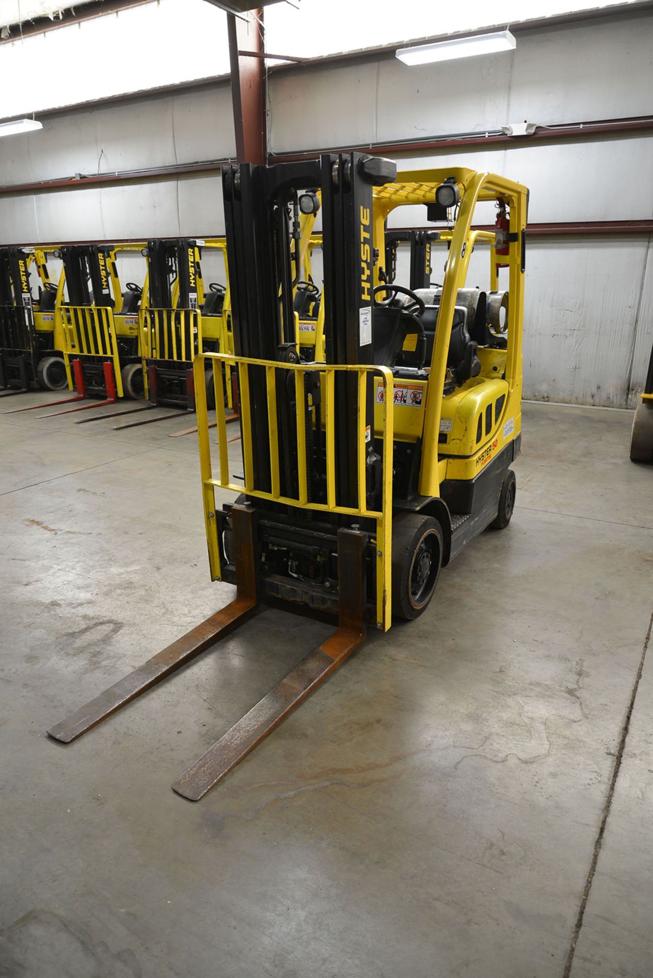 2008 HYSTER 5,000-LB., MODEL: S50FT, SN: F187V11105E, LPG, SOLID TIRES, 3-STAGE MAST, 189'' LIFT - Image 2 of 6