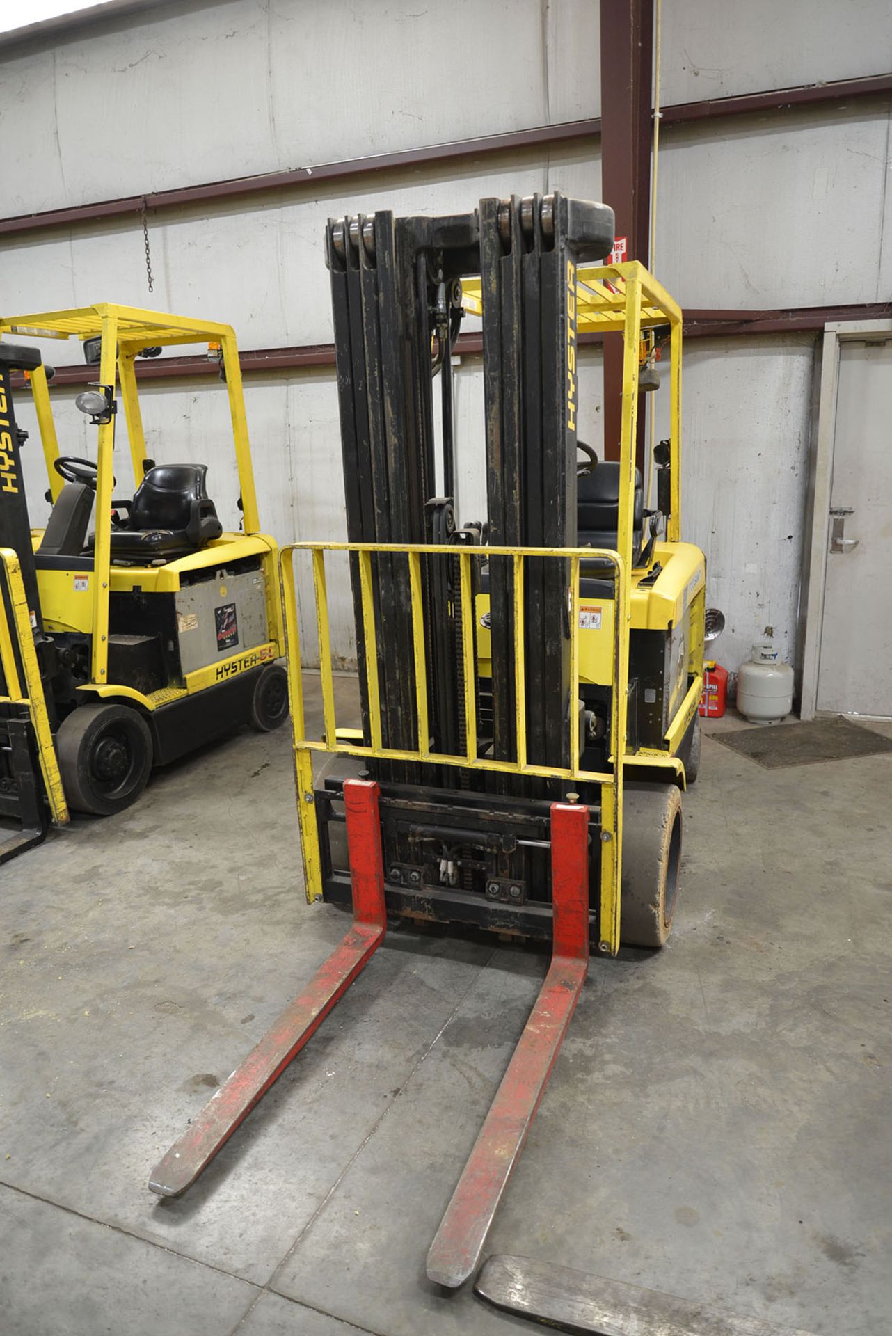 2003 HYSTER 6,500-LB., MODEL: E65XM2-40, SN: F108V27487A, 36V ELECTRIC, SOLID NON-MARKING TIRES, 4- - Image 2 of 6