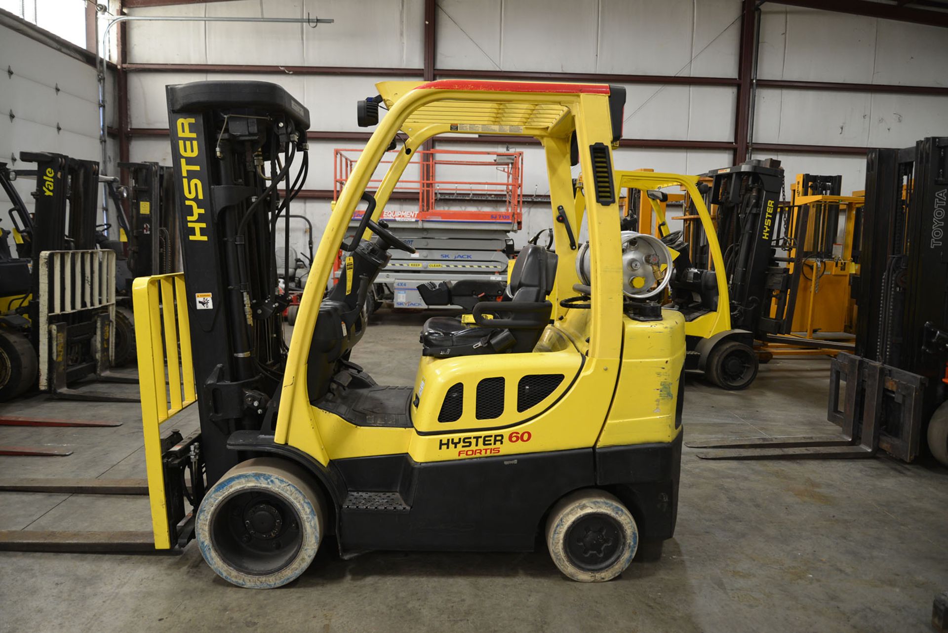 2007 HYSTER 6,000-LB., MODEL: S60FT, SN: F187V11108E, LPG, SOLID NON-MARKING TIRES, LEVER SHIFT,