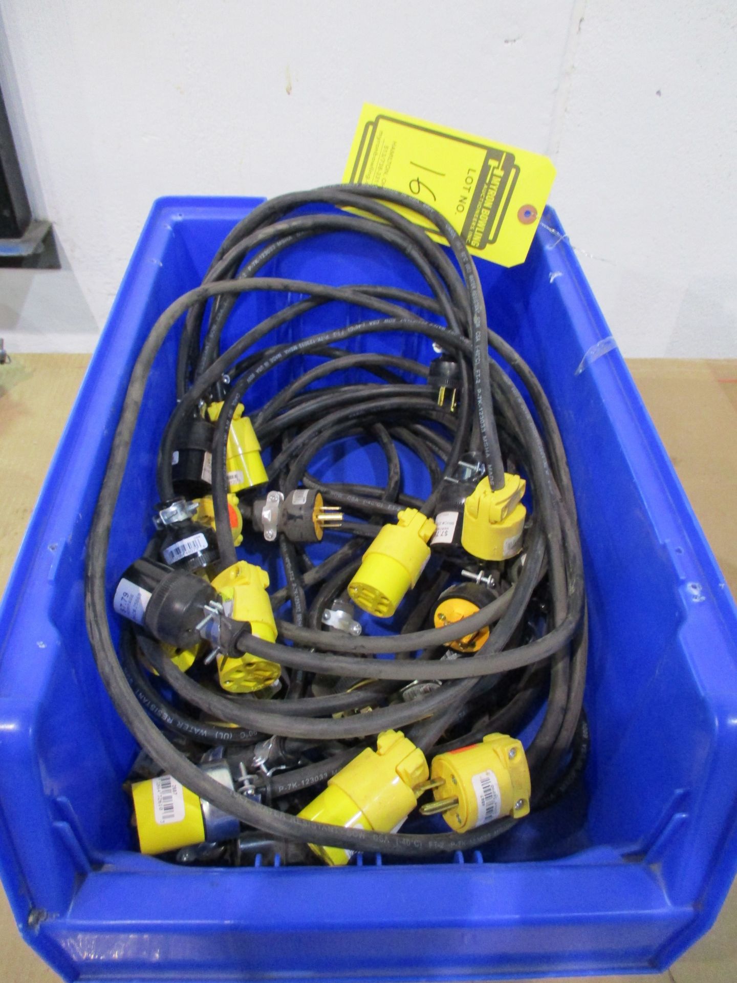 BOX OF SHORT EXTENSION CORDS