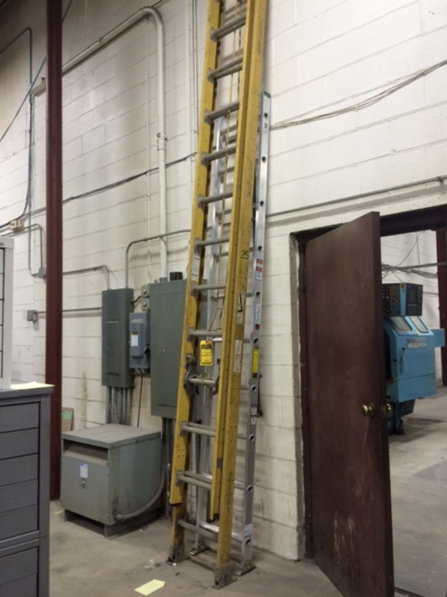 (2) LADDERS (20' AND 25')