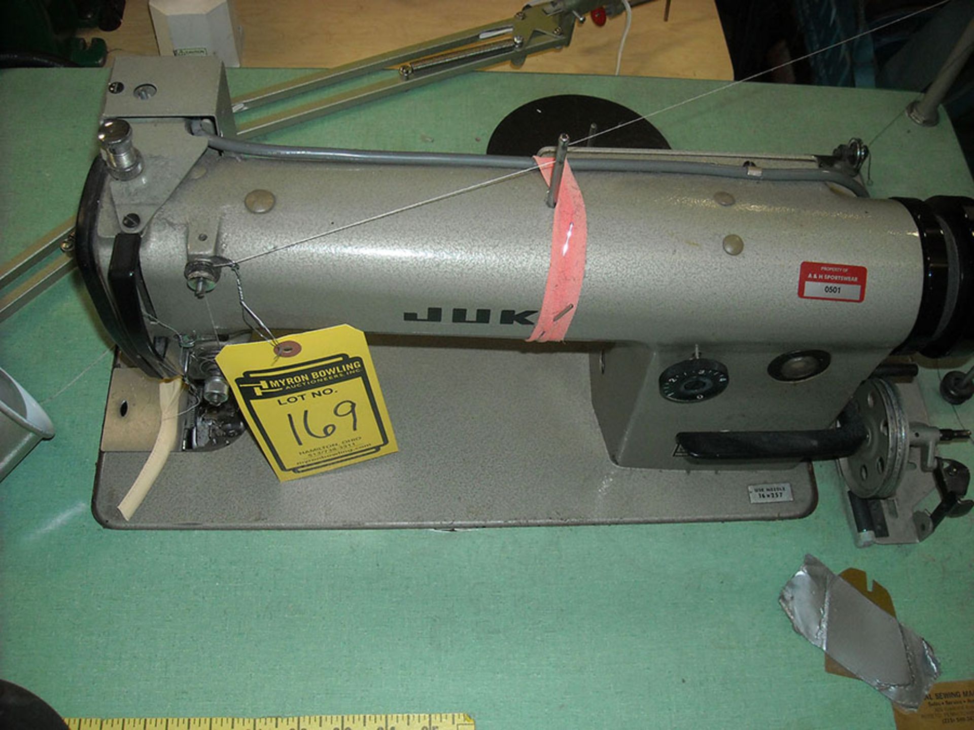 JUKI DDL-555-2-3 INDUSTRIAL SEWING MACHINE WITH SINGLE NEEDLE, S/N E555-C-27035