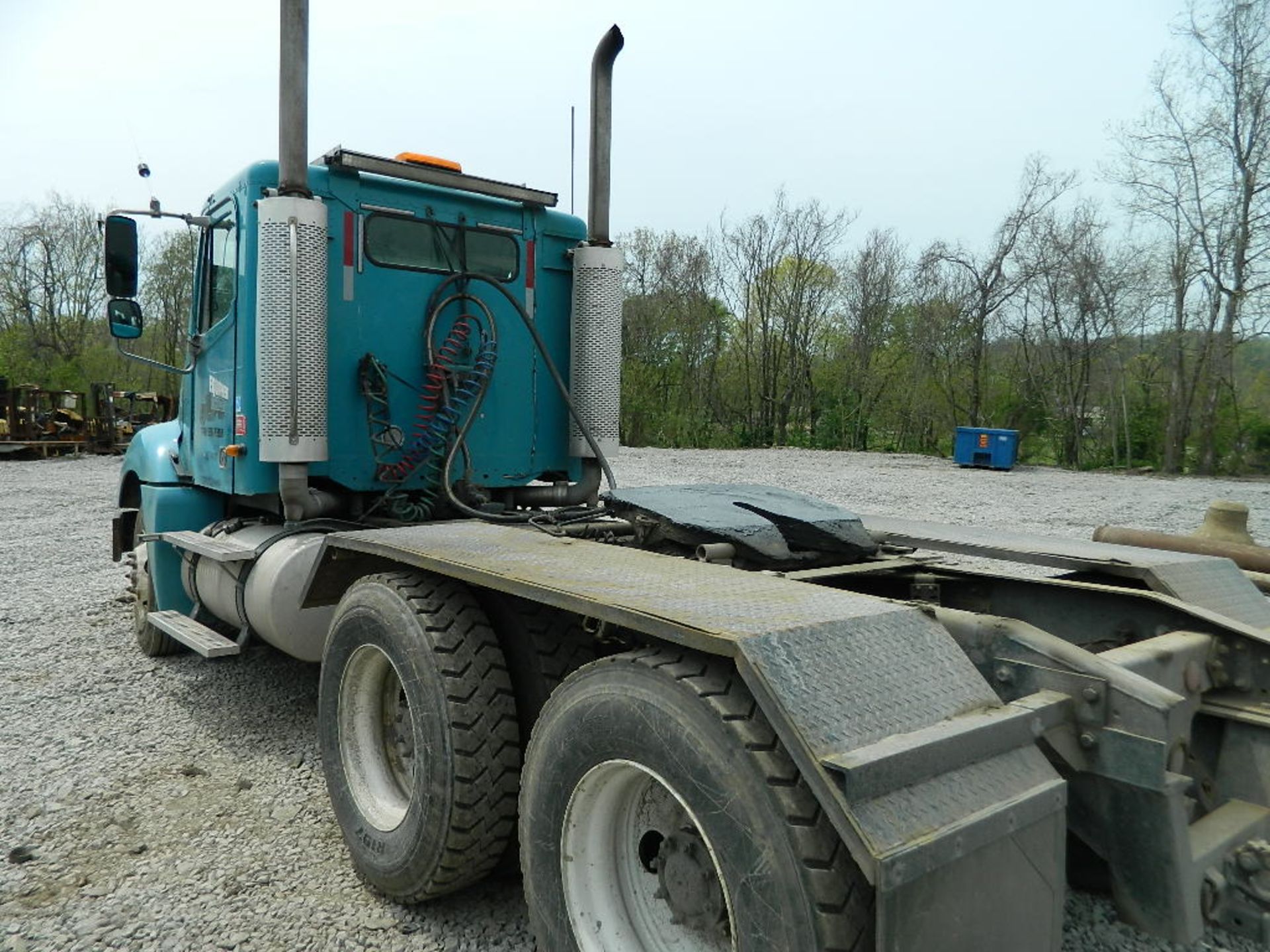 2004 FREIGHTLINER T/A DAY CAB TRUCK, CAT C15/435 DIESEL, 13-SPEED, WETLINE KIT, WITH 100-GALLON - Image 2 of 3