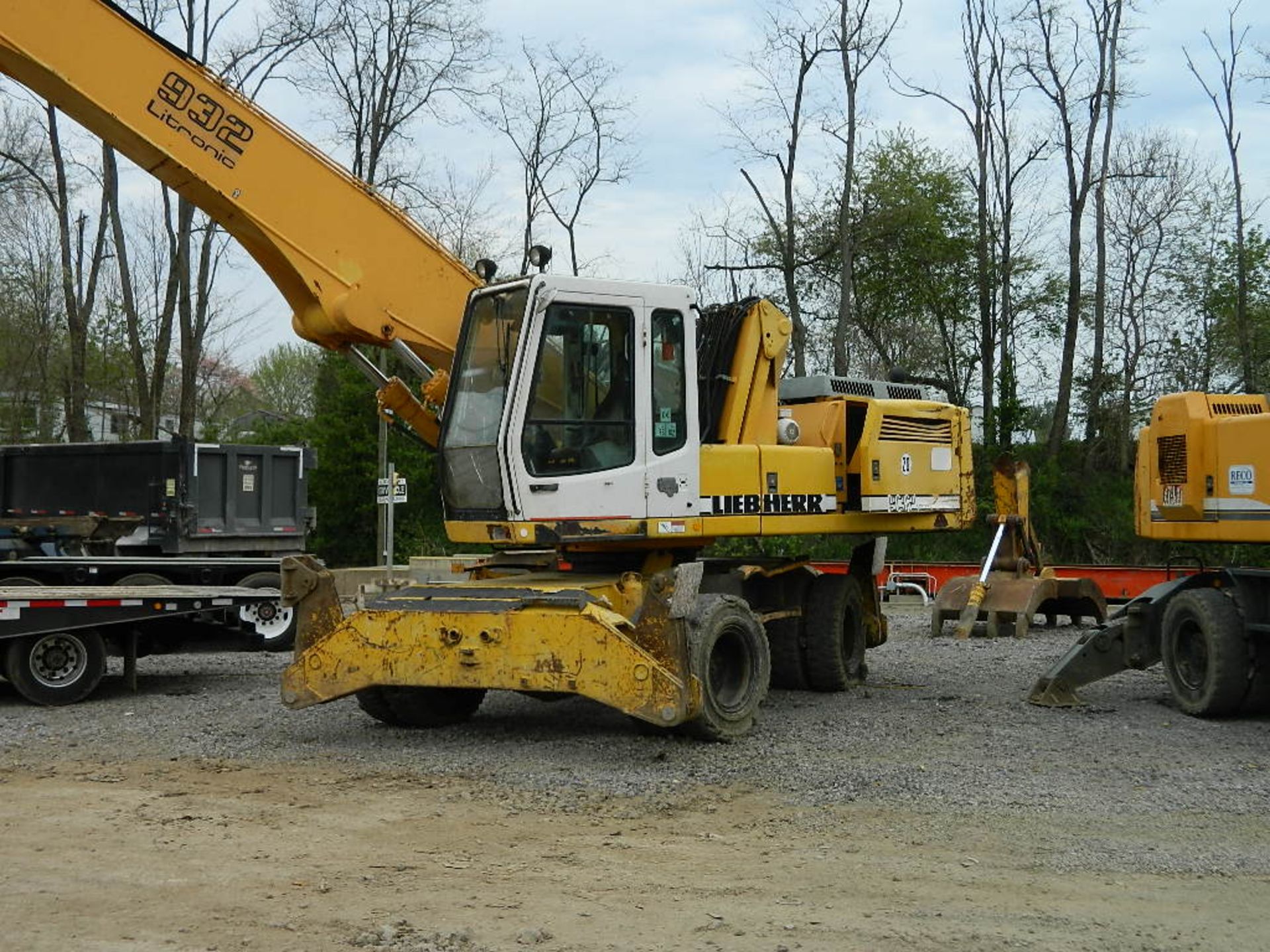 1997 LIEBHERR A932LI WHEEL EXCAVATOR, S/N 3603085, DIESEL, OUTRIGGERS, 15' STICK, 35' REACH, SOLID - Image 2 of 3