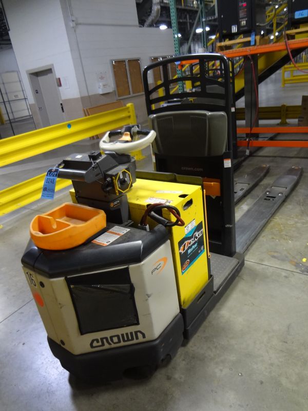 6,000 LB CROWN MODEL PC4500-60 ELECTRIC STAND-UP RIDER DOUBLE PALLET ...