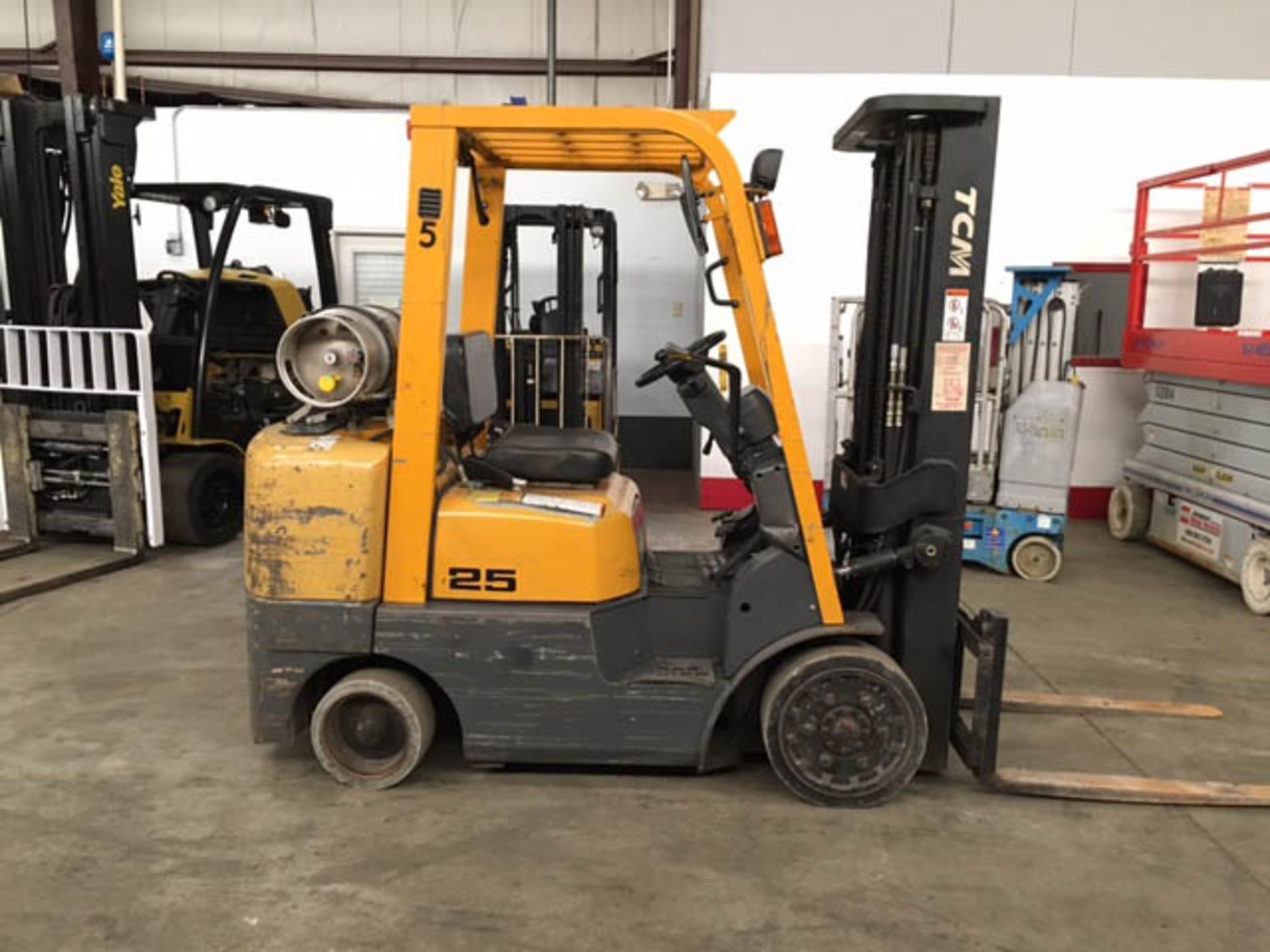 2005 TCM 5;000-LB.; MOD: FCG25; SN: A47M00625; LPG; SOLID TIRES; 3-STAGE MAST; 189" LIFT, 8,224 Hrs - Image 3 of 5