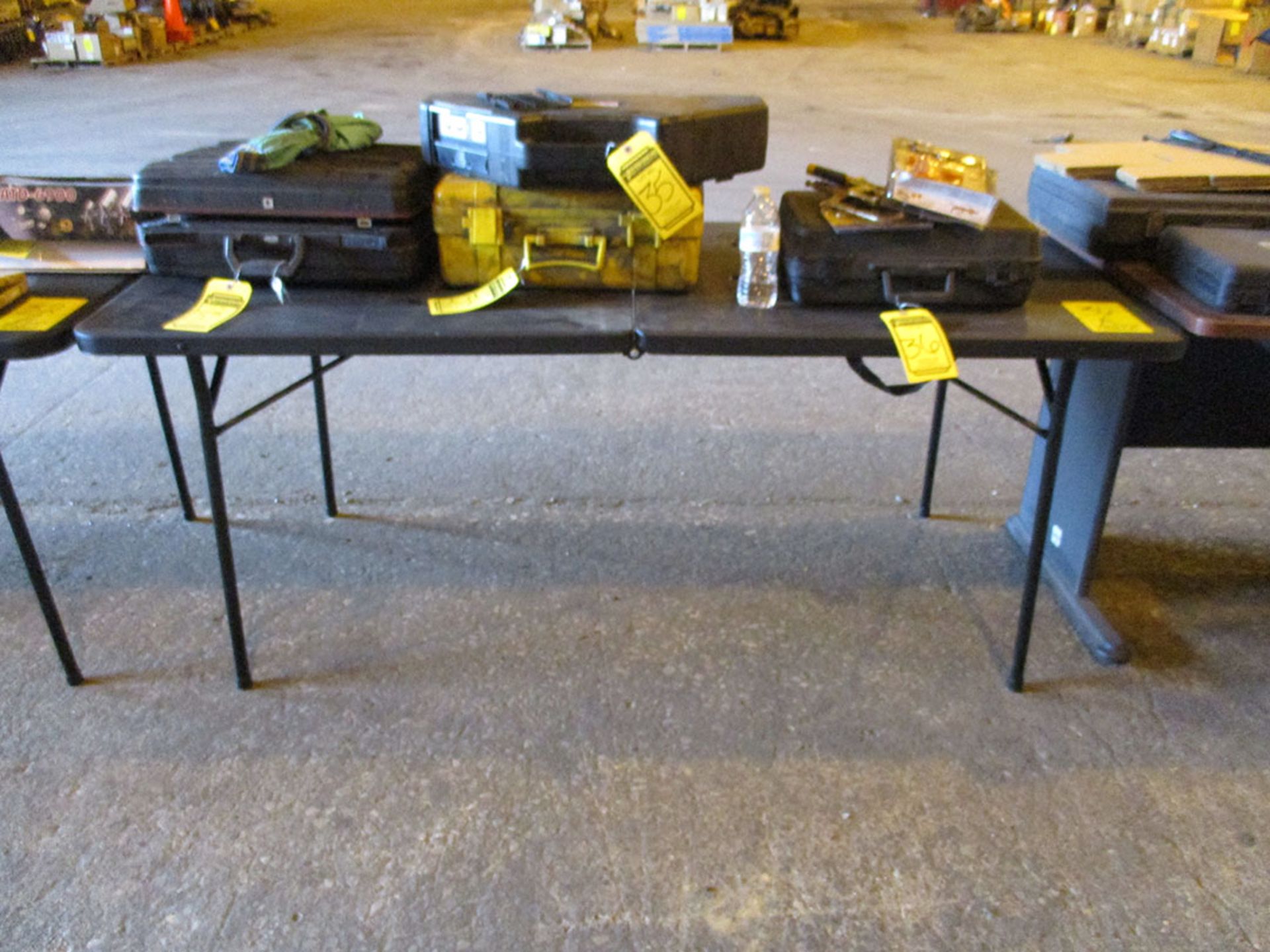 MAINSTAYS 6' FOLDING TABLE