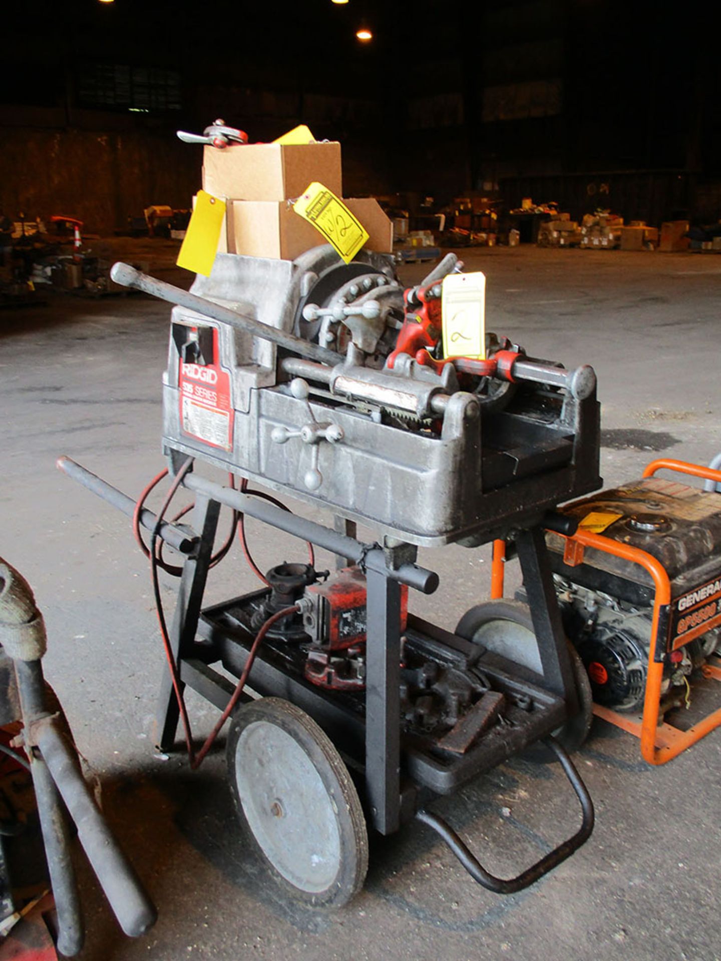 RIDGID 535 SERIES MANUAL CHUCK MACHINE, RIDGID SPEED CHUCK, VARIOUS THREAD DIES INCLUDED, S/N