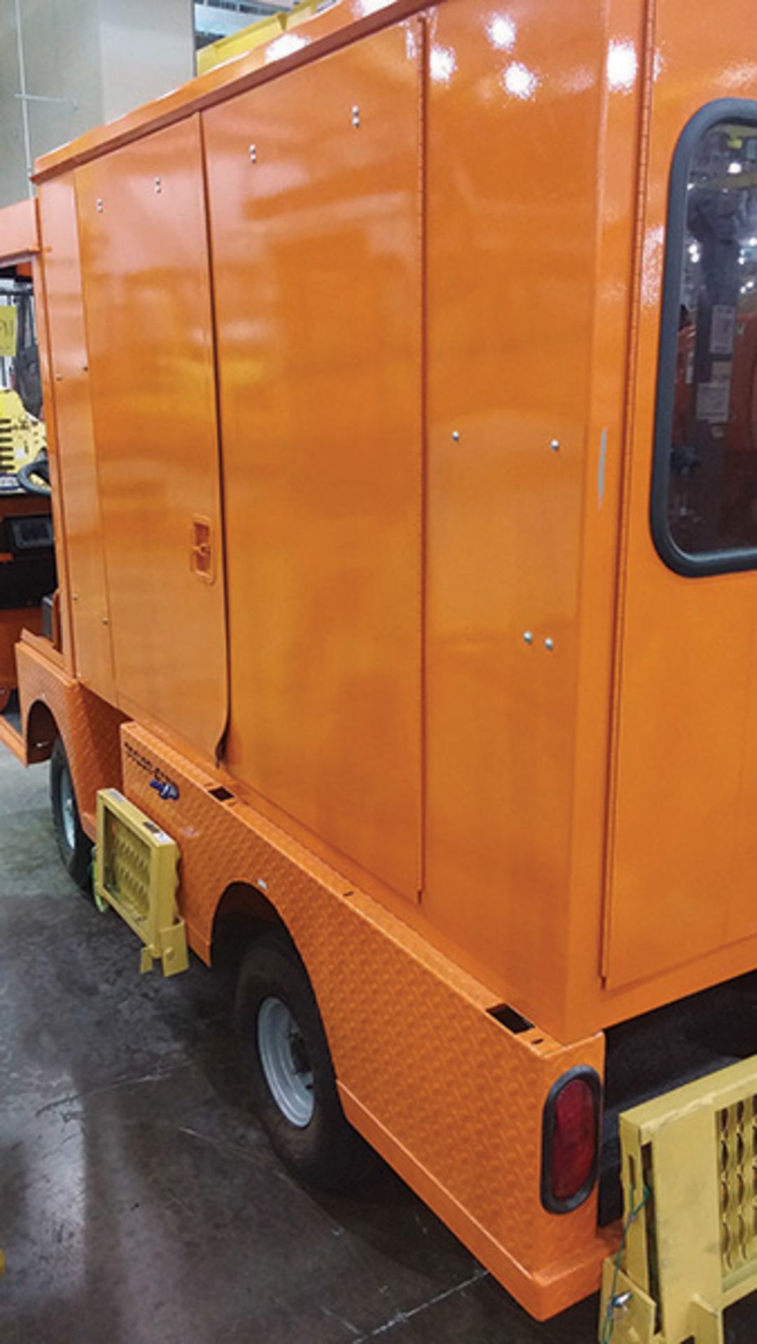 2014 TAYLOR DUNN ELECTRIC MAINTENANCE CART; MODEL B0-210-36, 36-VOLT, 230 HOURS, S/N 196723 - Image 4 of 6