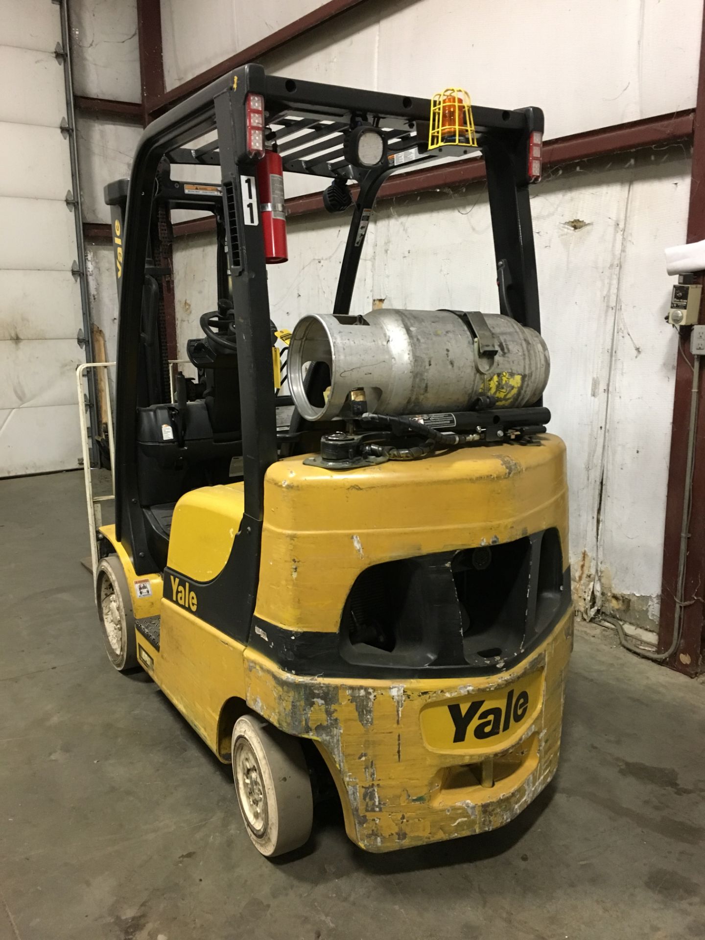 2013 YALE 5,000-LB., MODEL: GLC050VX, S/N: A910V21053K, LPG, LEVER SHIFT, SOLID NON-MARKING TIRES, - Image 3 of 5