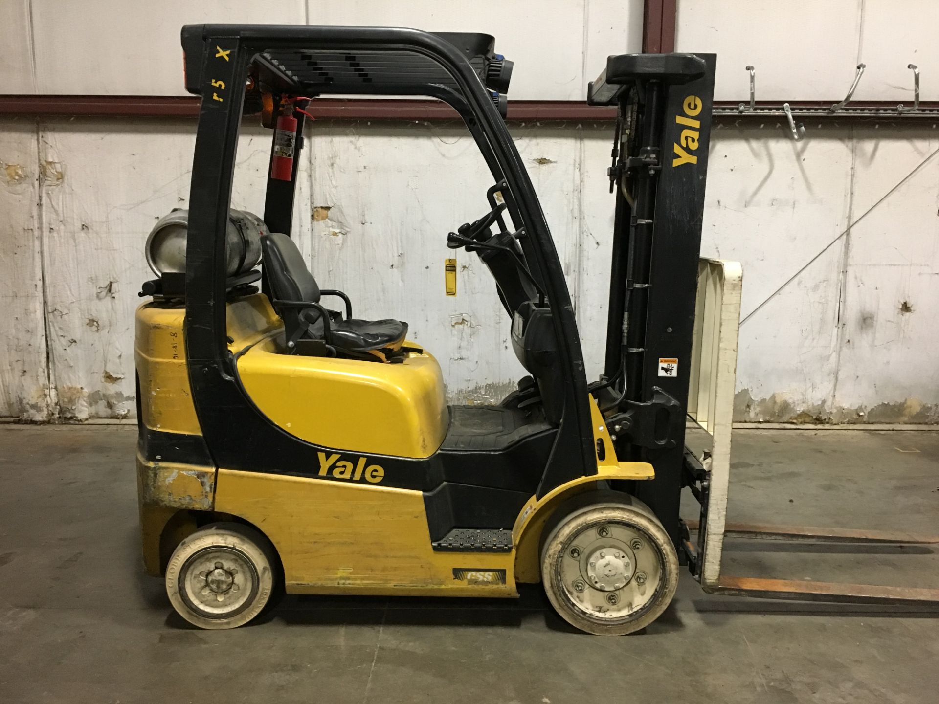 2013 YALE 5,000-LB., MODEL: GLC050VX, S/N: A910V21053K, LPG, LEVER SHIFT, SOLID NON-MARKING TIRES, - Image 5 of 5
