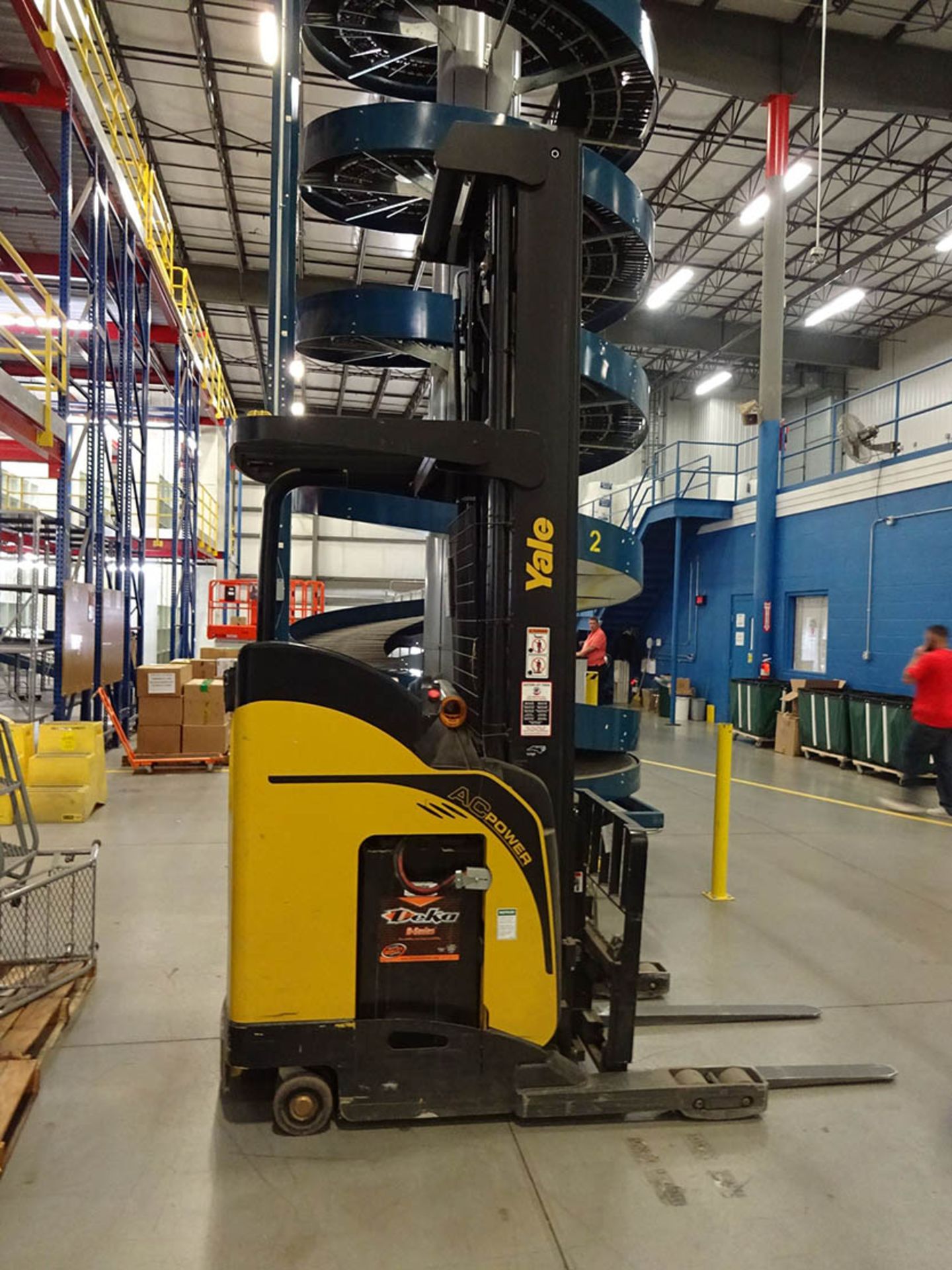 2015 4,500 LB. YALE MODEL NR045EB STAND UP ELECTRIC REACH TRUCK, S/N D861N02431N, 302'' / 131'' - Image 2 of 10
