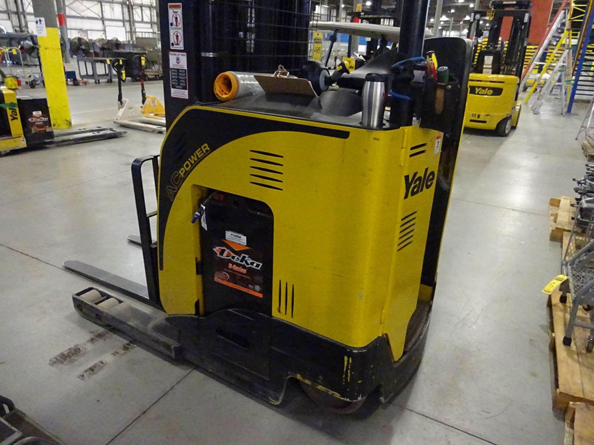 2015 4,500 LB. YALE MODEL NR045EB STAND UP ELECTRIC REACH TRUCK, S/N D861N02431N, 302'' / 131'' - Image 4 of 10