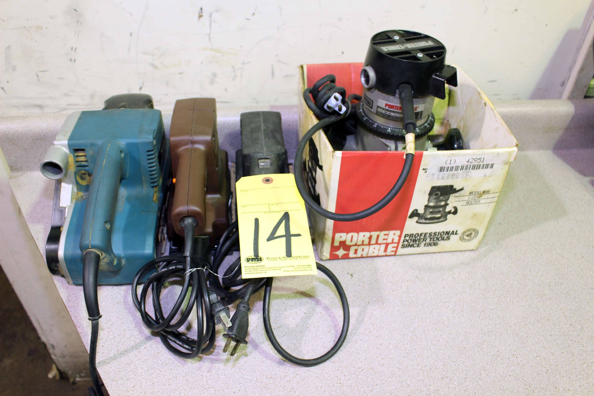 LOT OF WOODWORKING TOOLS: router & sanders