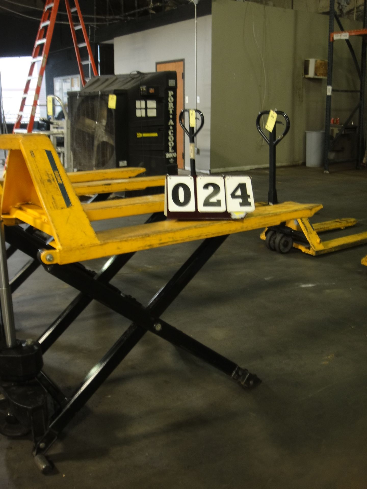 PALLET JACK, U-LINE 2,200 LB. CAP. MDL. H1785, 32" lift ht.