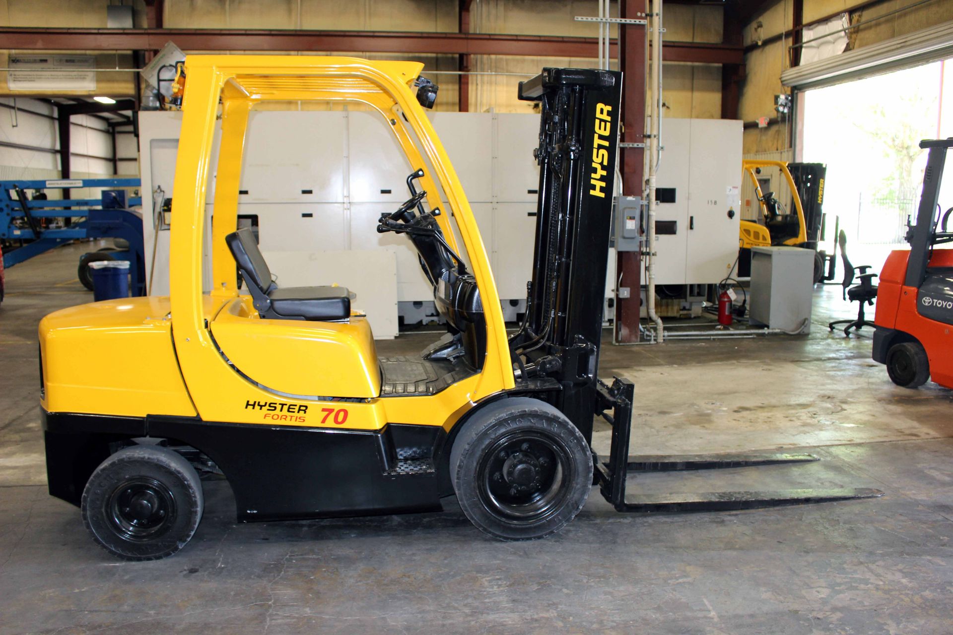 FORKLIFT, HYSTER 7,000 LB. CAP. MDL. H70FT, new 2010, gas, 88" triple stage mast, 181" lift ht., - Image 3 of 5