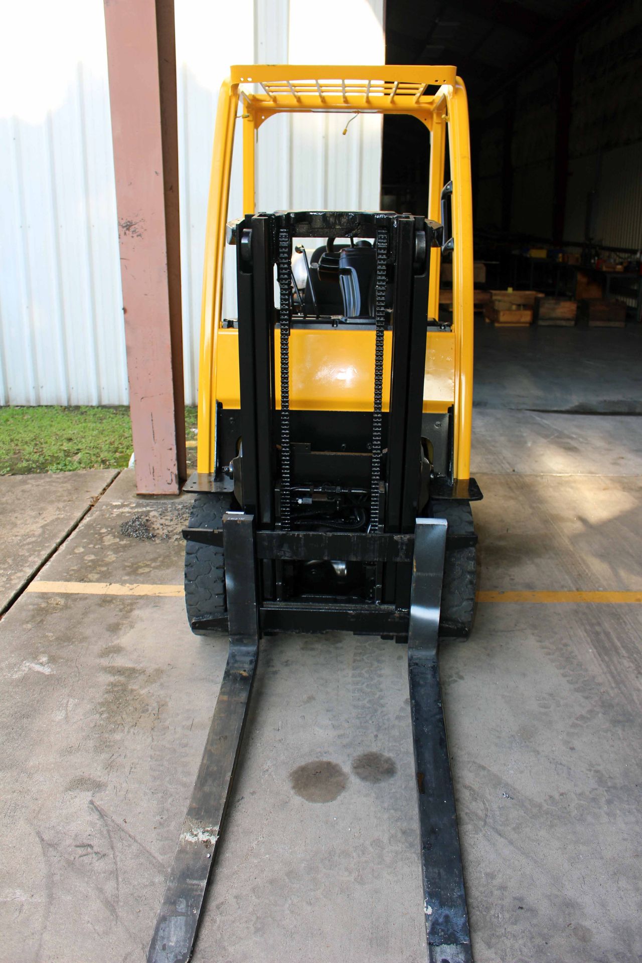 FORKLIFT, HYSTER 3,000 LB. CAP. MDL. H30FT, new 2006, LPG, standard mast, 90" lift ht., pneu. tires, - Image 2 of 4