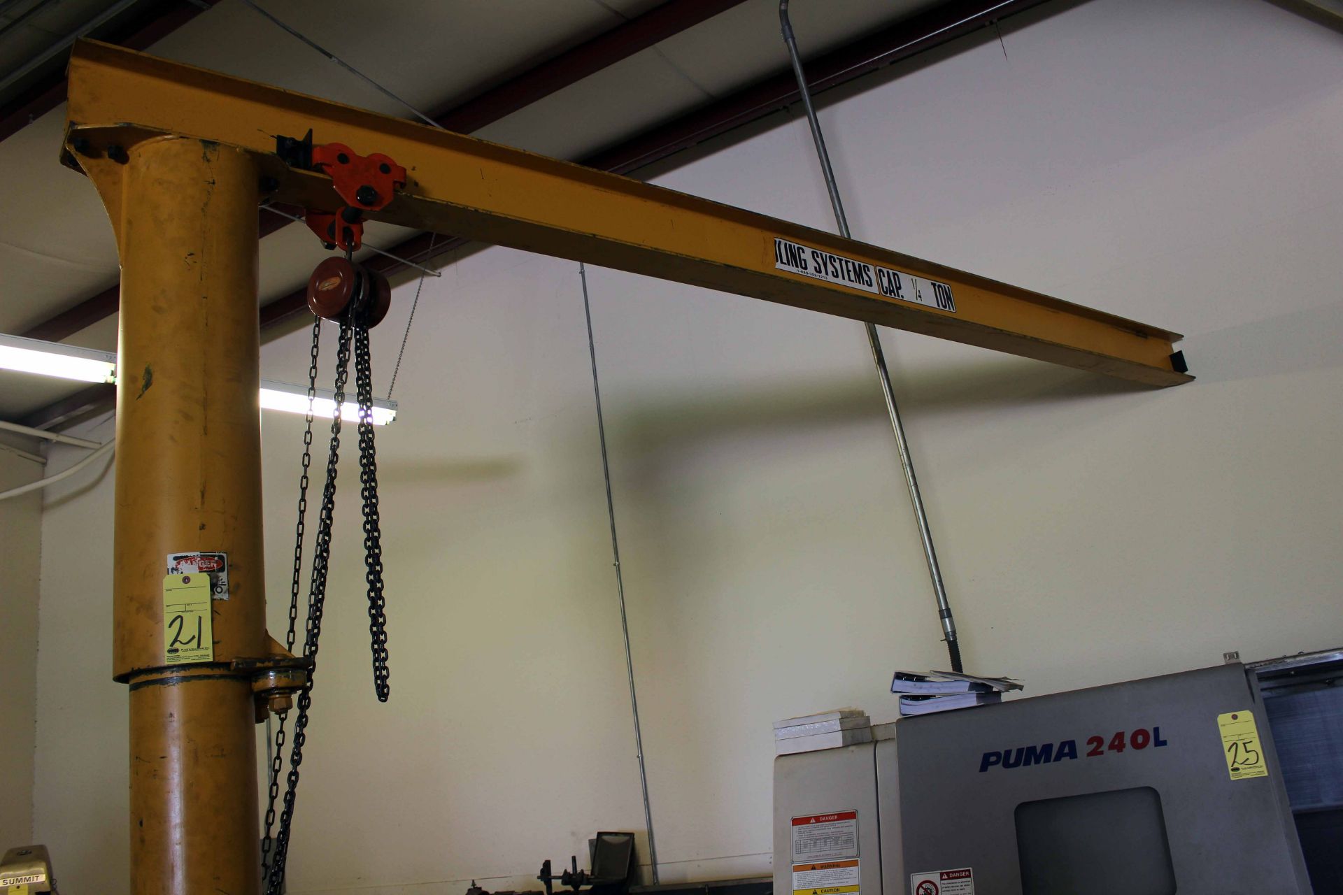 PEDESTAL JIB CRANE, HANDLING SYSTEMS 1/4 T. CAP., Dayton chain hoist