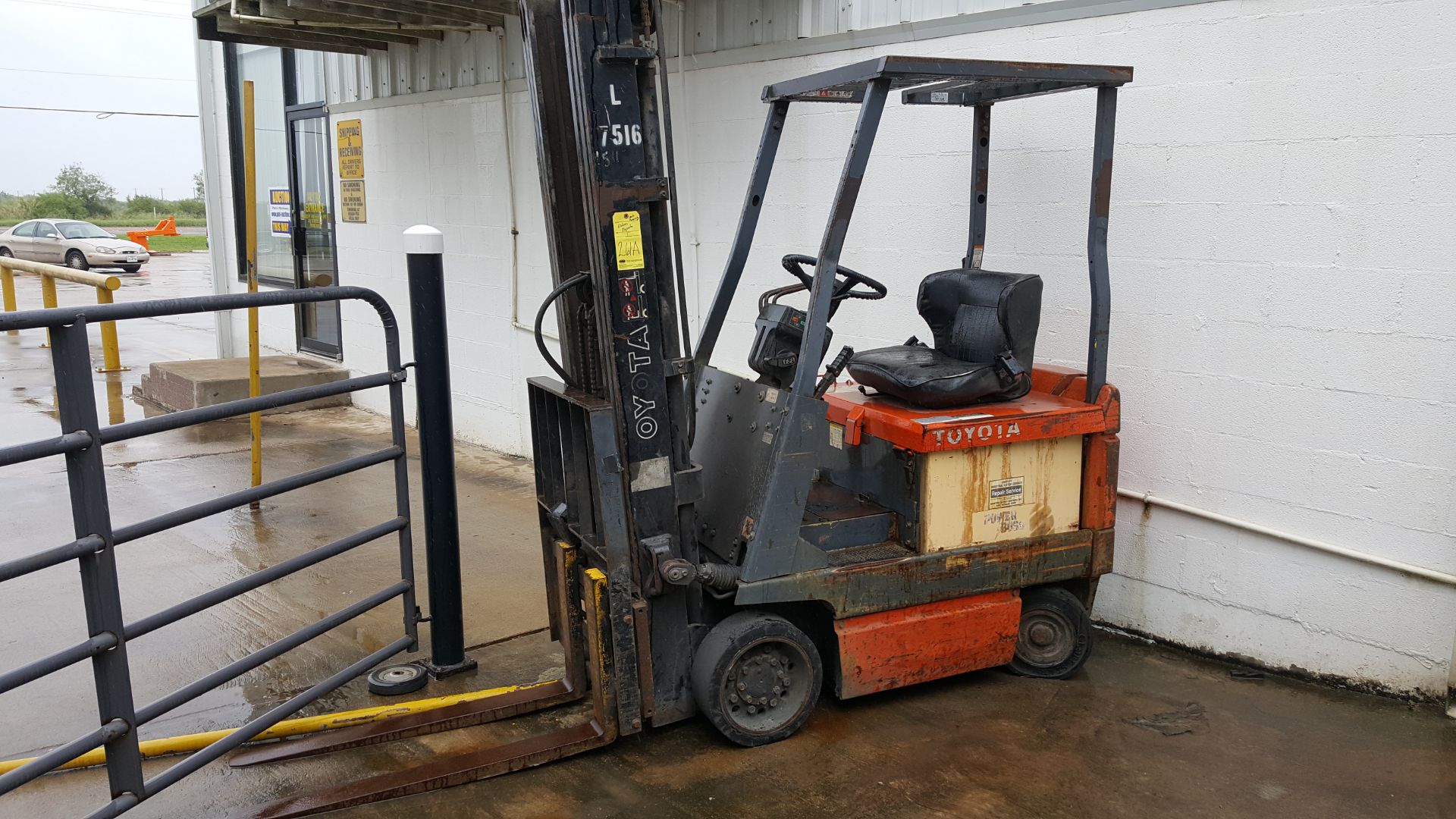 ELECTRIC FORKLIFT, TOYOTA 2,400 LB. CAP. MDL. 5FBCU15, 36 v., 2,400 lb. cap. @24" L.C., 217" max.